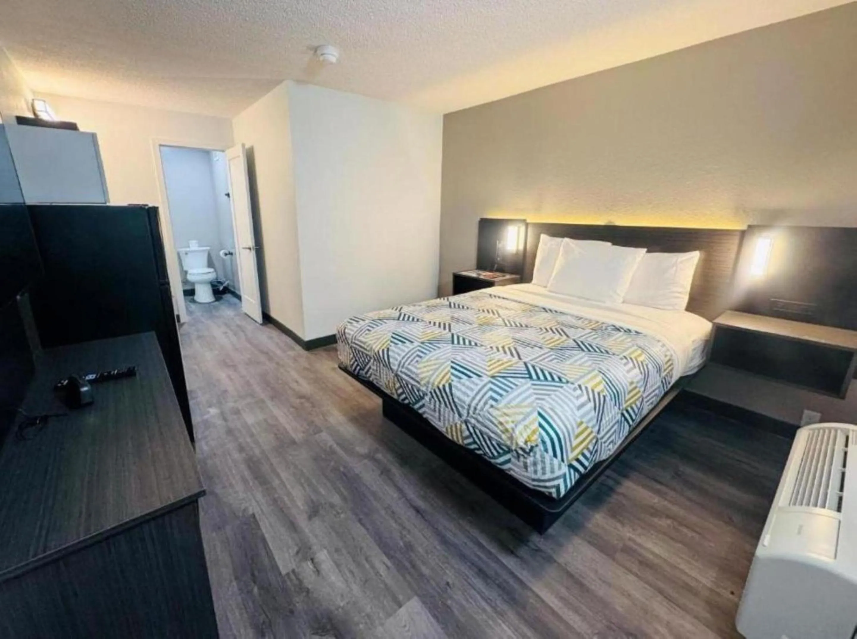 Bedroom, Bed in Studio 6 Southgate MI Detroit