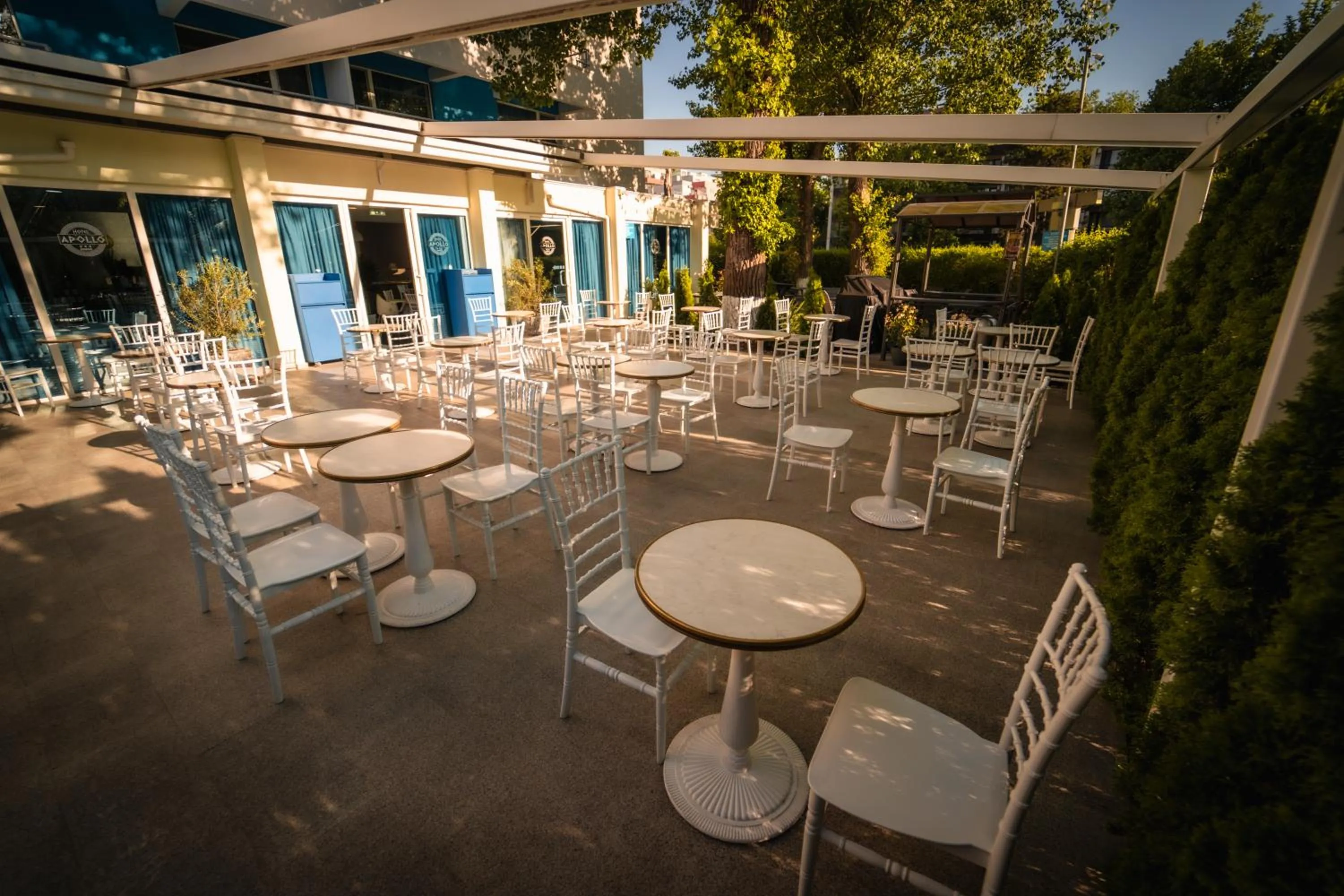 Restaurant/places to eat in Hotel Apollo