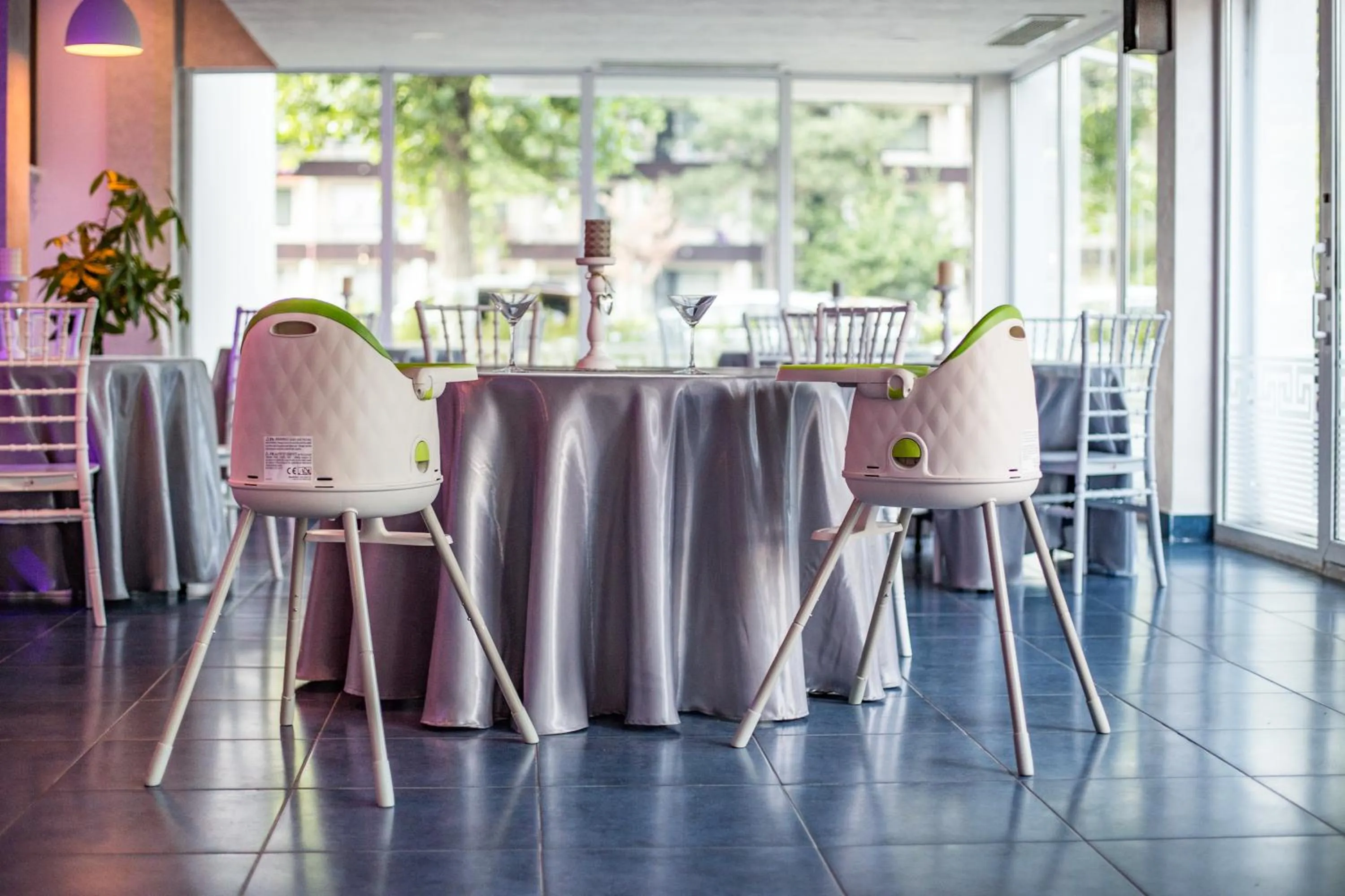 Restaurant/places to eat in Hotel Apollo