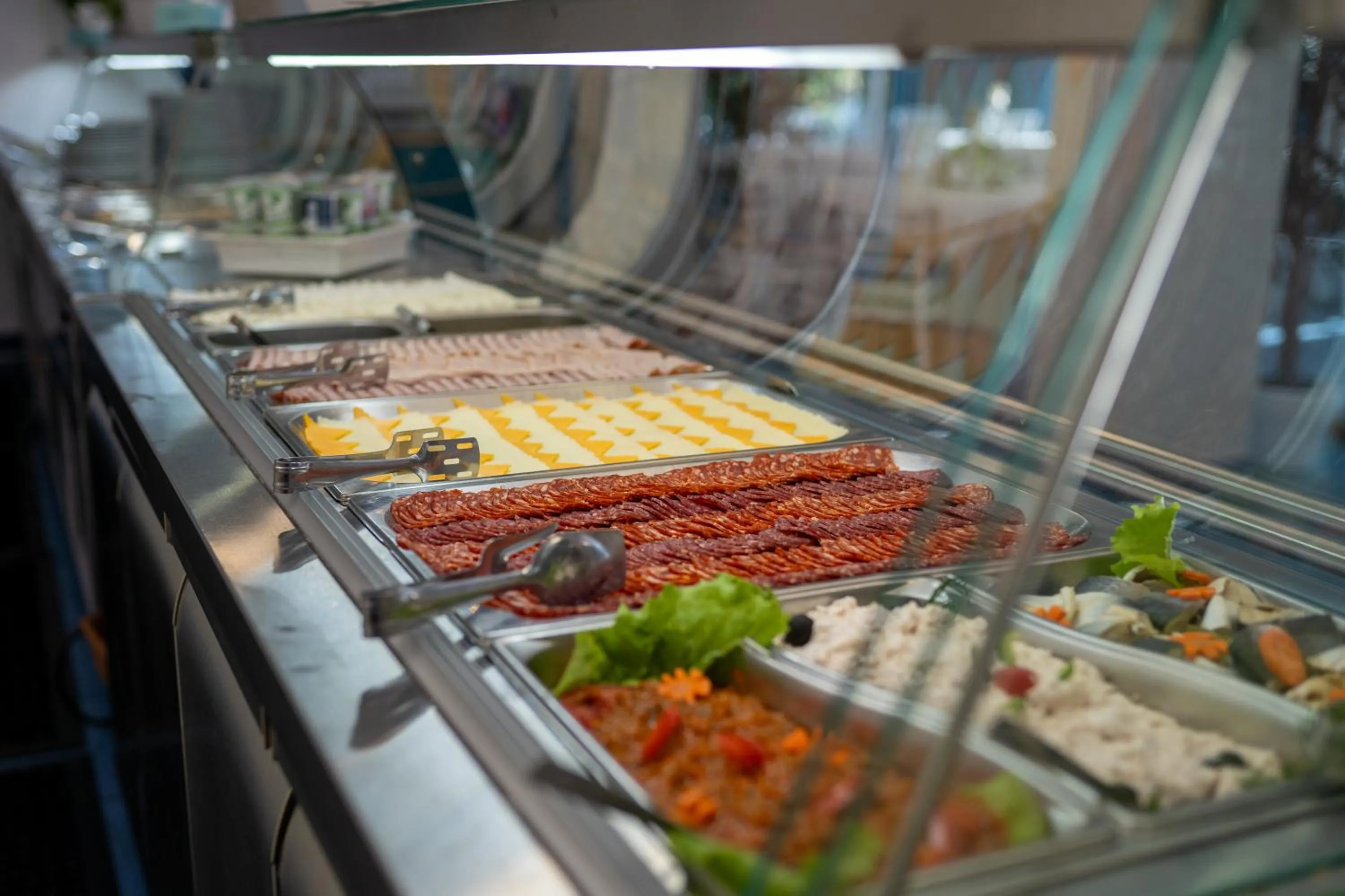 Restaurant/places to eat in Hotel Apollo