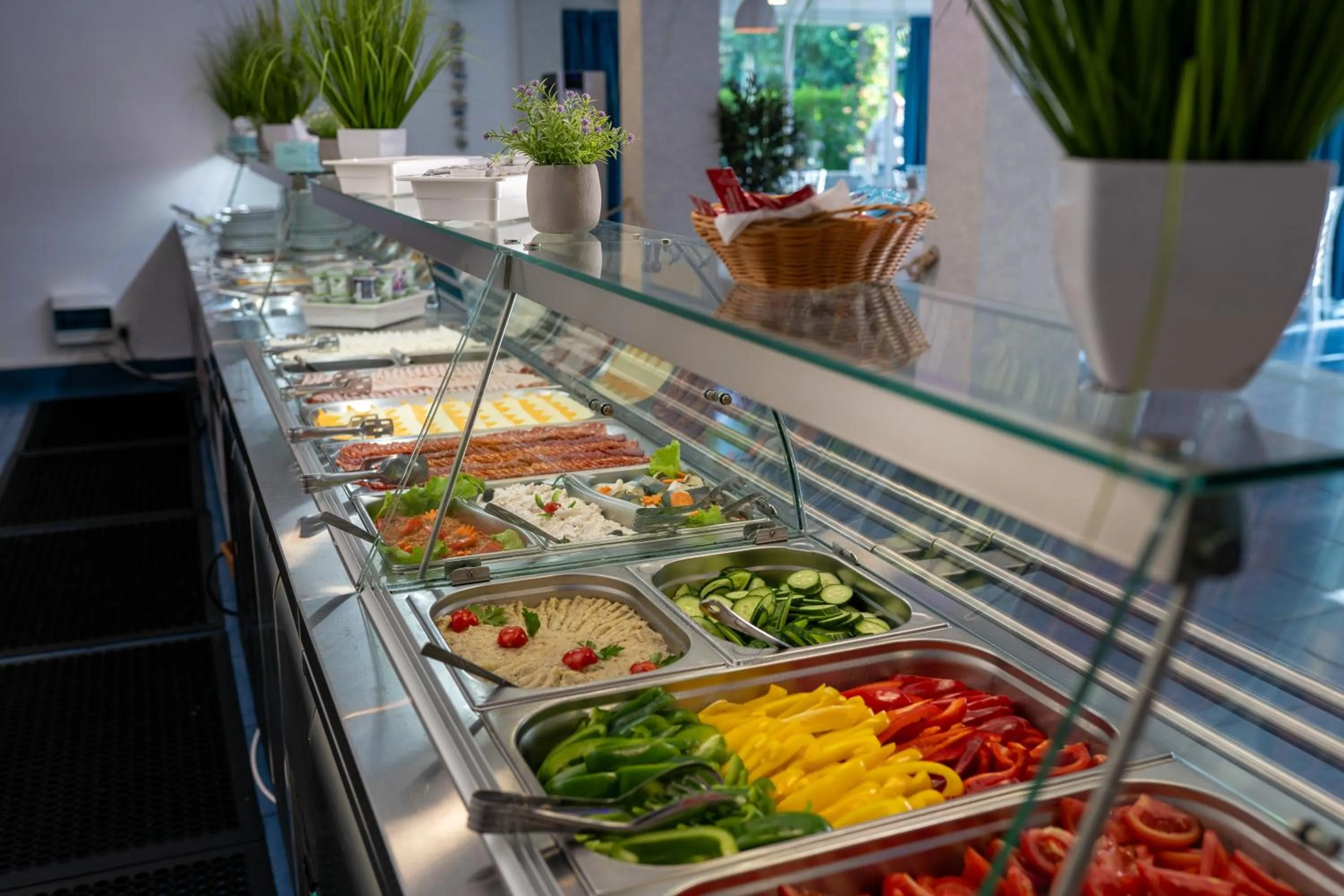 Restaurant/places to eat in Hotel Apollo