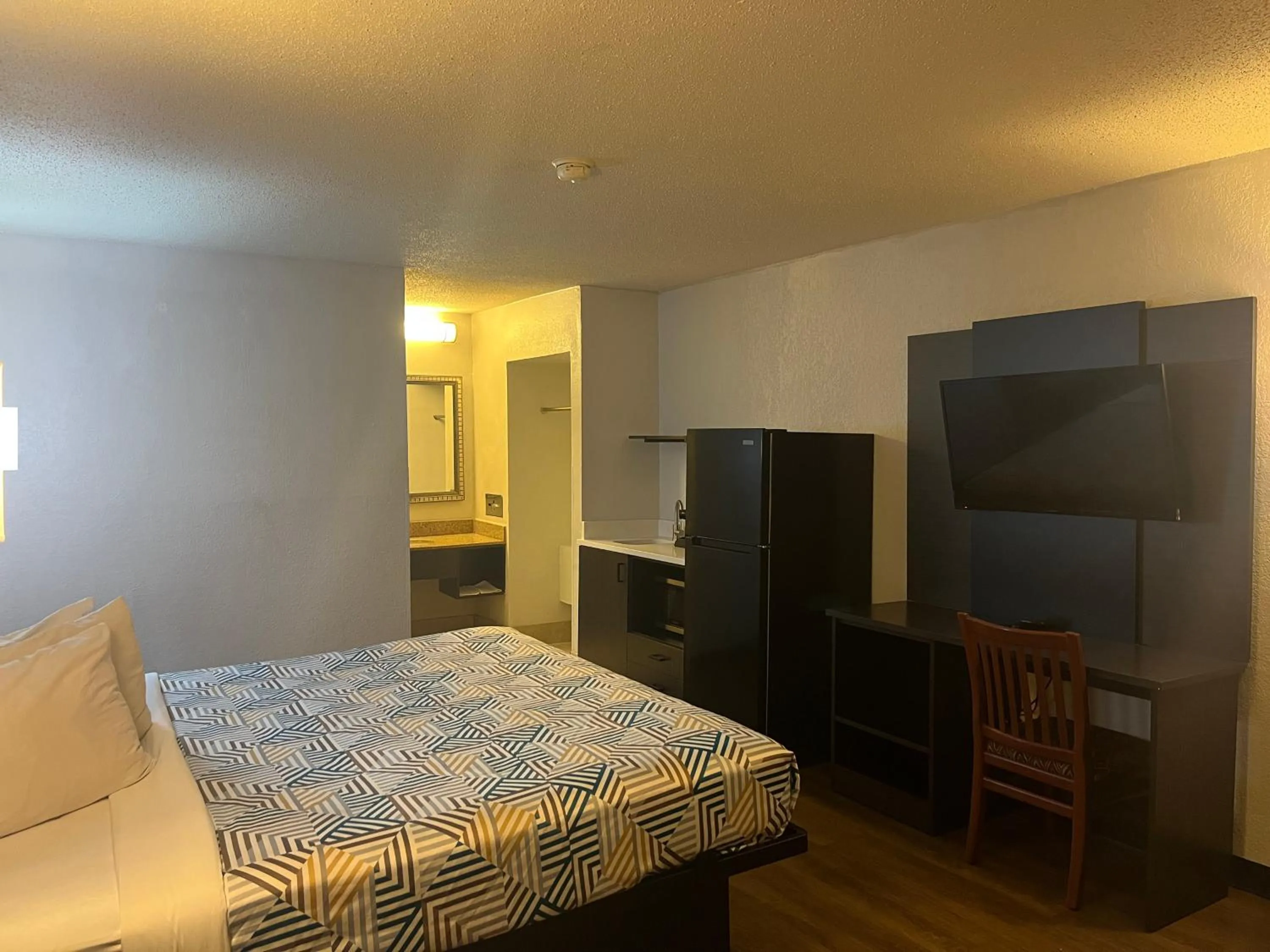 Bed in Studio 6 Montgomery AL Eastern Blvd.