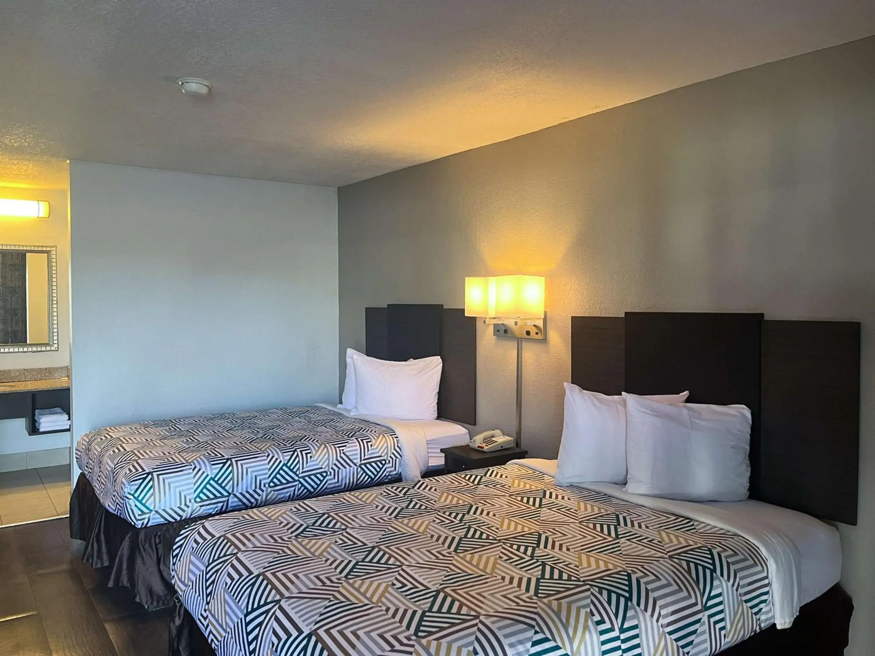 Bedroom, Bed in Studio 6 Montgomery AL Eastern Blvd. Bedroom, Bed in Studio 6 Montgomery AL Eastern Blvd.