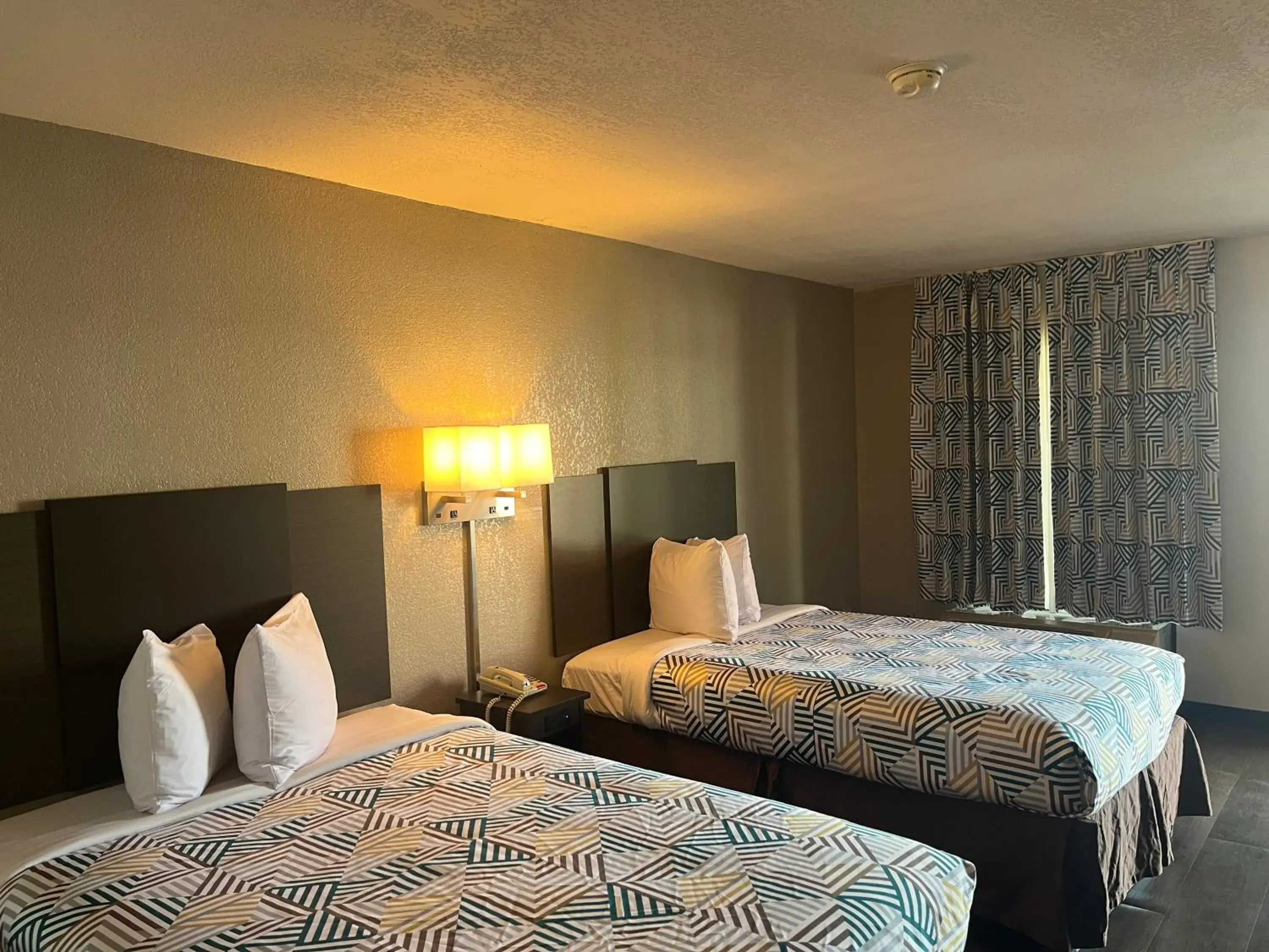 Bedroom, Bed in Studio 6 Montgomery AL Eastern Blvd. Bedroom, Bed in Studio 6 Montgomery AL Eastern Blvd.