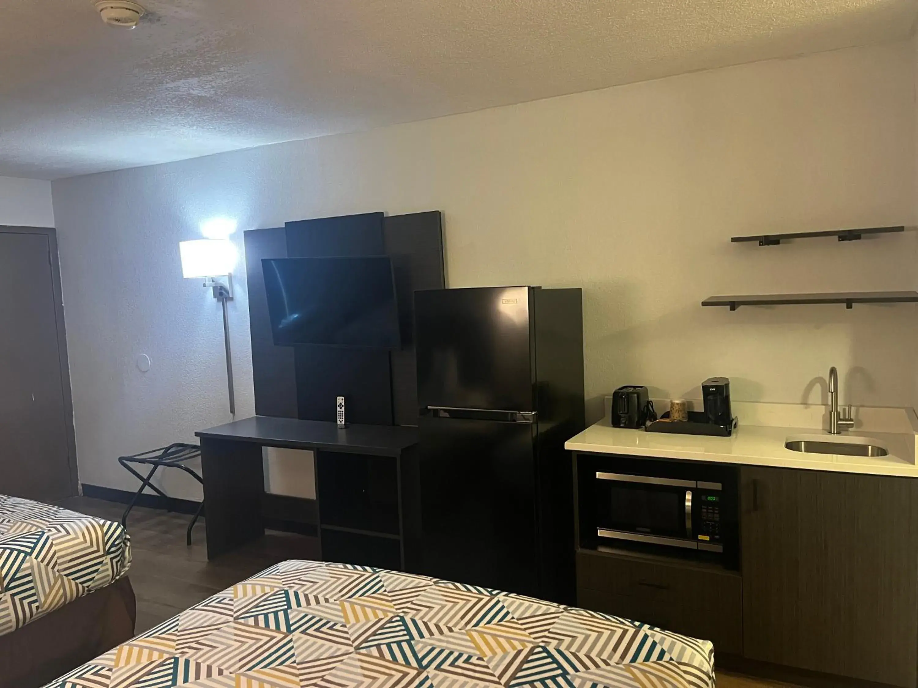 Bed in Studio 6 Montgomery AL Eastern Blvd. Bed in Studio 6 Montgomery AL Eastern Blvd.