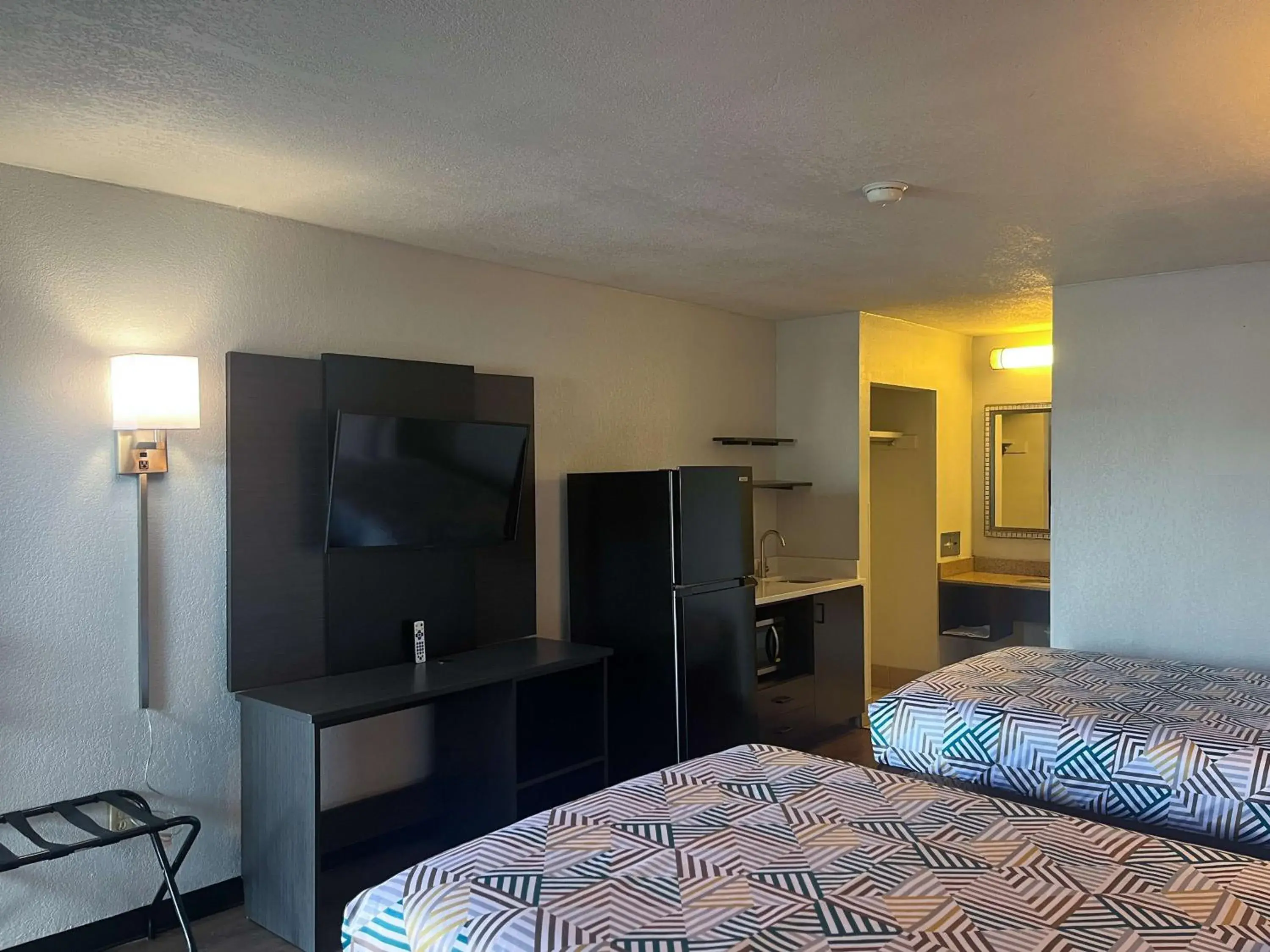 Bedroom, Bed in Studio 6 Montgomery AL Eastern Blvd. Bedroom, Bed in Studio 6 Montgomery AL Eastern Blvd.