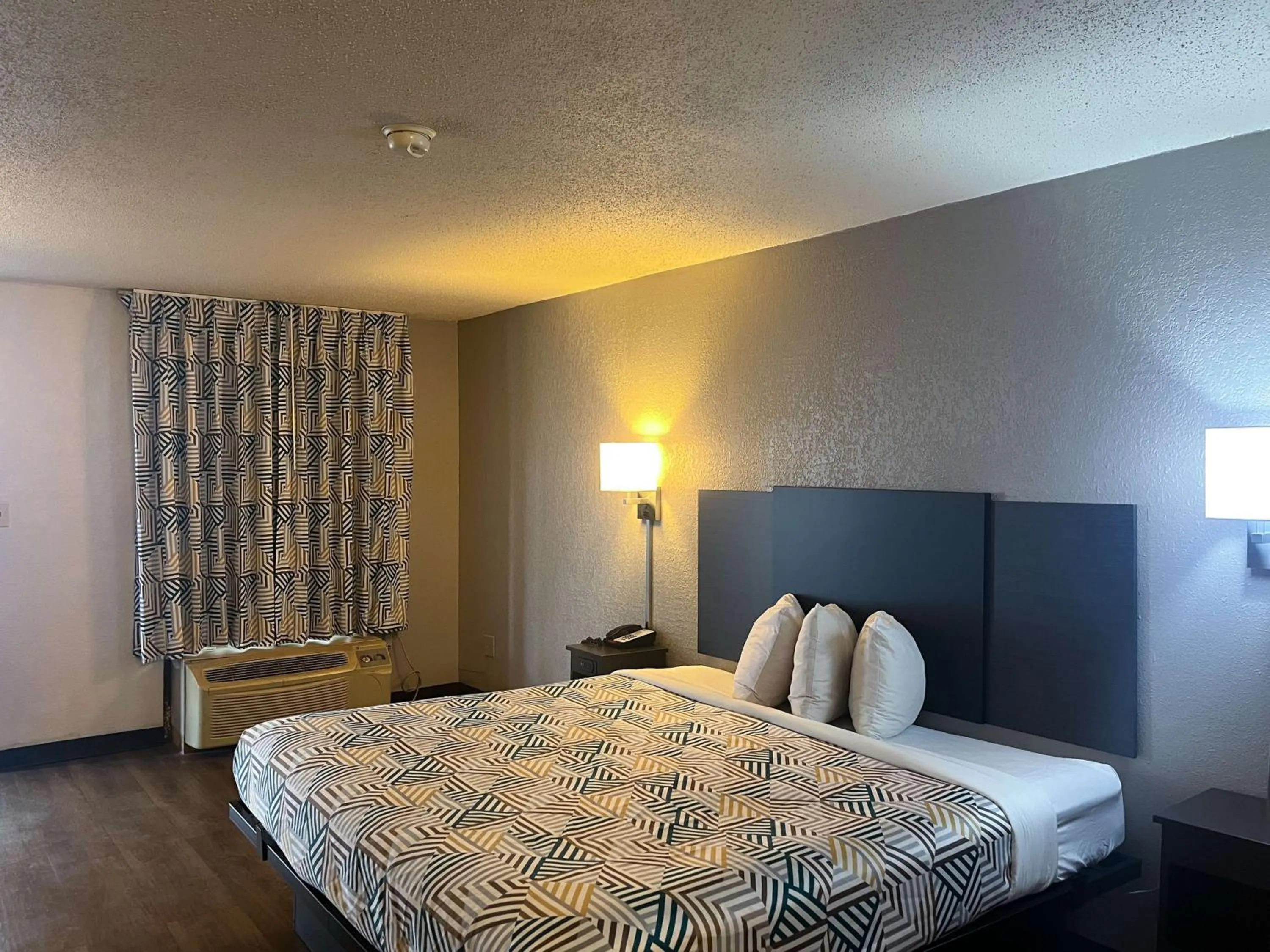 Bedroom, Bed in Studio 6 Montgomery AL Eastern Blvd.