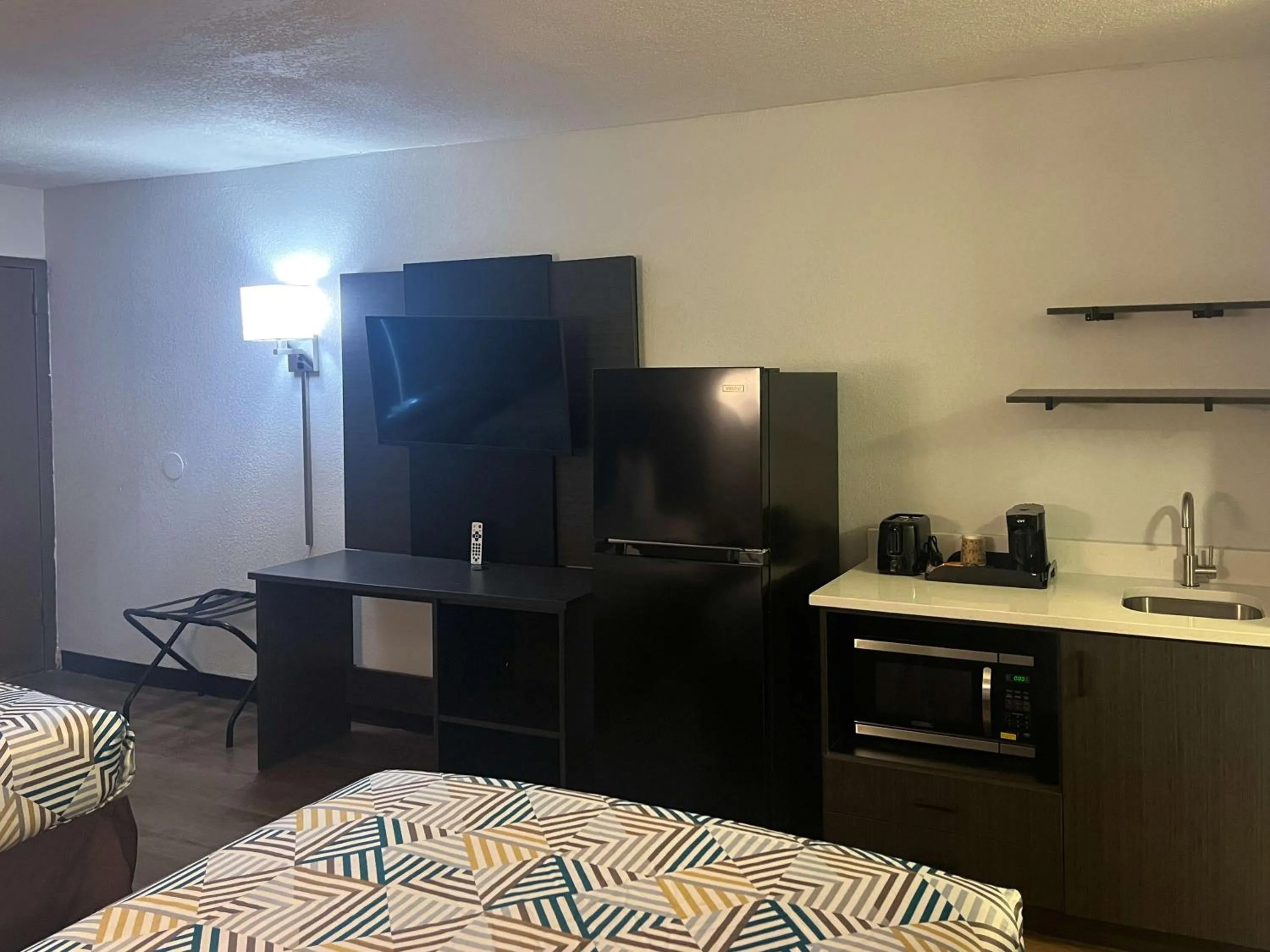 Bedroom, Bed in Studio 6 Montgomery AL Eastern Blvd.