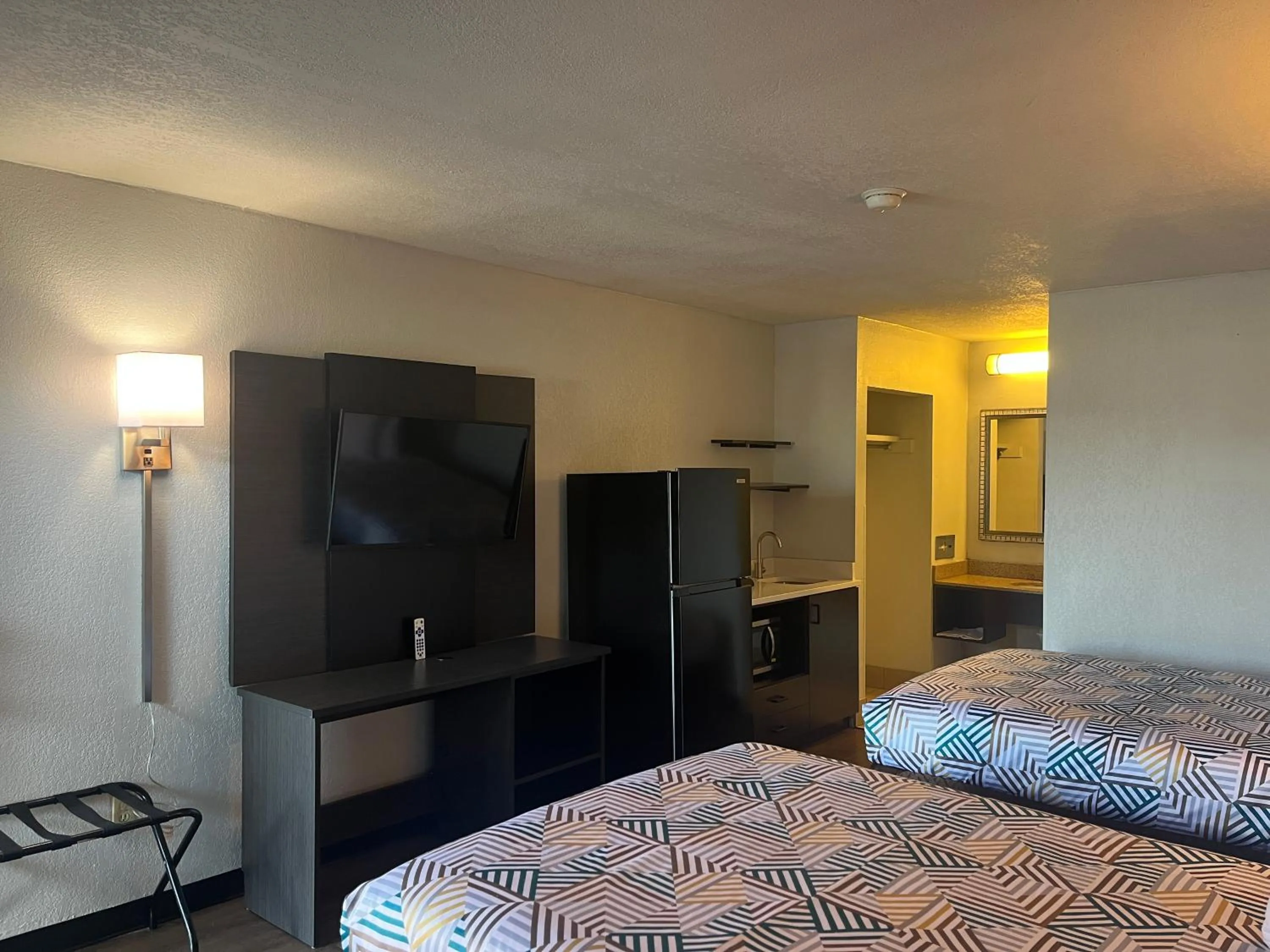 Bed in Studio 6 Montgomery AL Eastern Blvd.