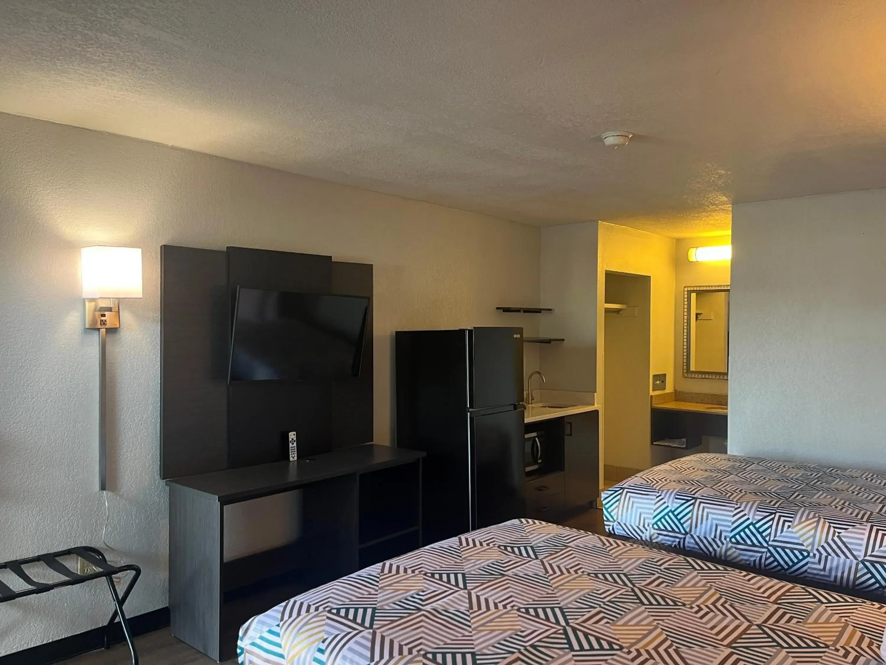 Bed in Studio 6 Montgomery AL Eastern Blvd. Bed in Studio 6 Montgomery AL Eastern Blvd.