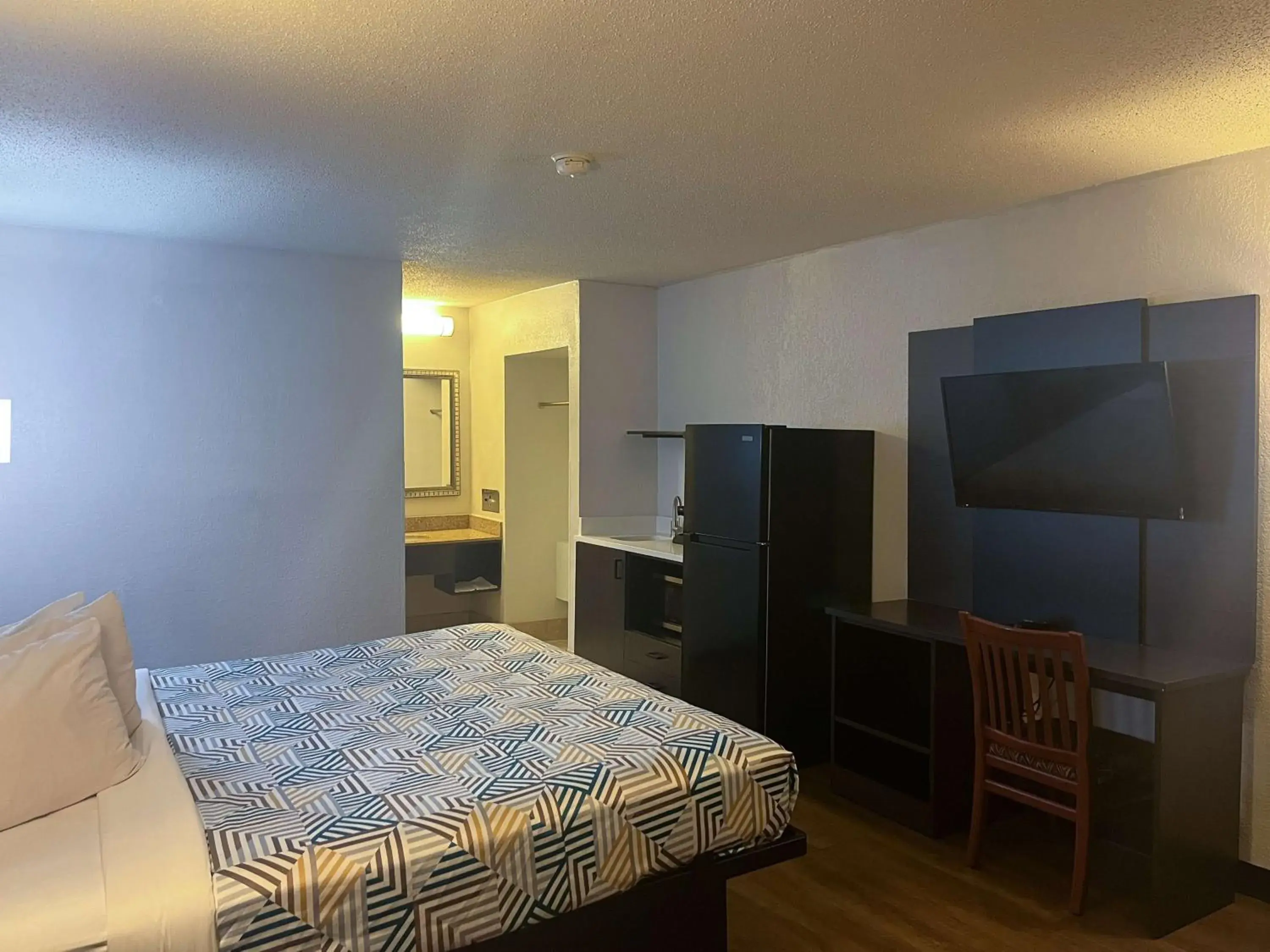 Bedroom, Bed in Studio 6 Montgomery AL Eastern Blvd. Bedroom, Bed in Studio 6 Montgomery AL Eastern Blvd.