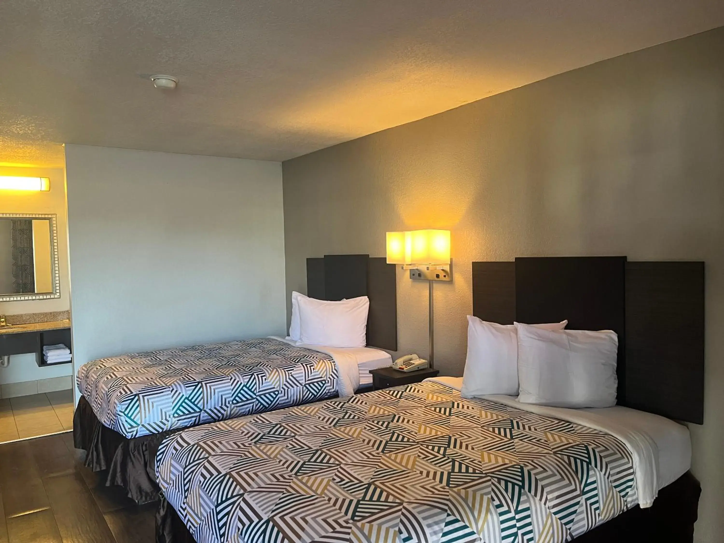 Bedroom, Bed in Studio 6 Montgomery AL Eastern Blvd. Bedroom, Bed in Studio 6 Montgomery AL Eastern Blvd.