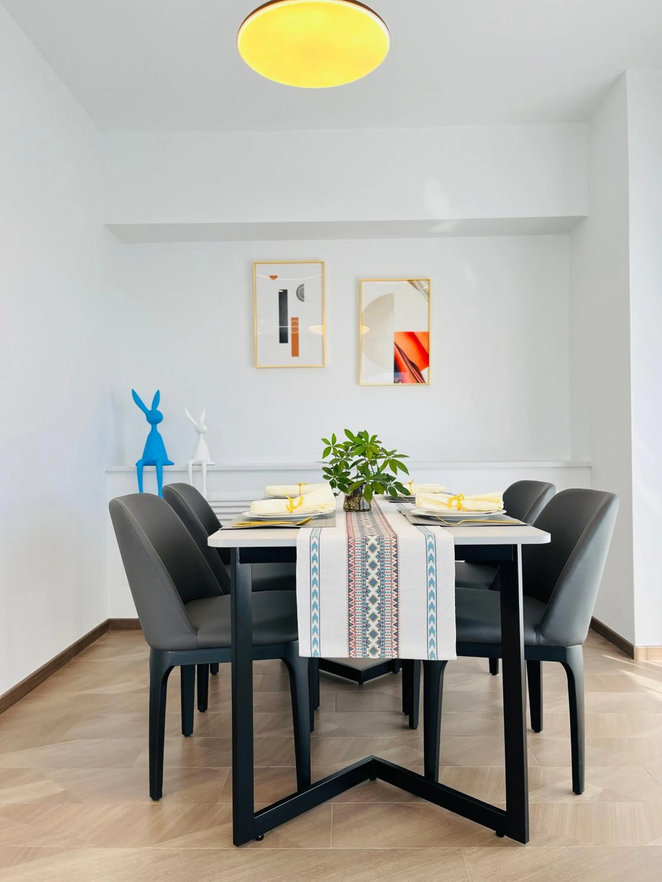 Dining area in Beijing Jiuxian Apartment