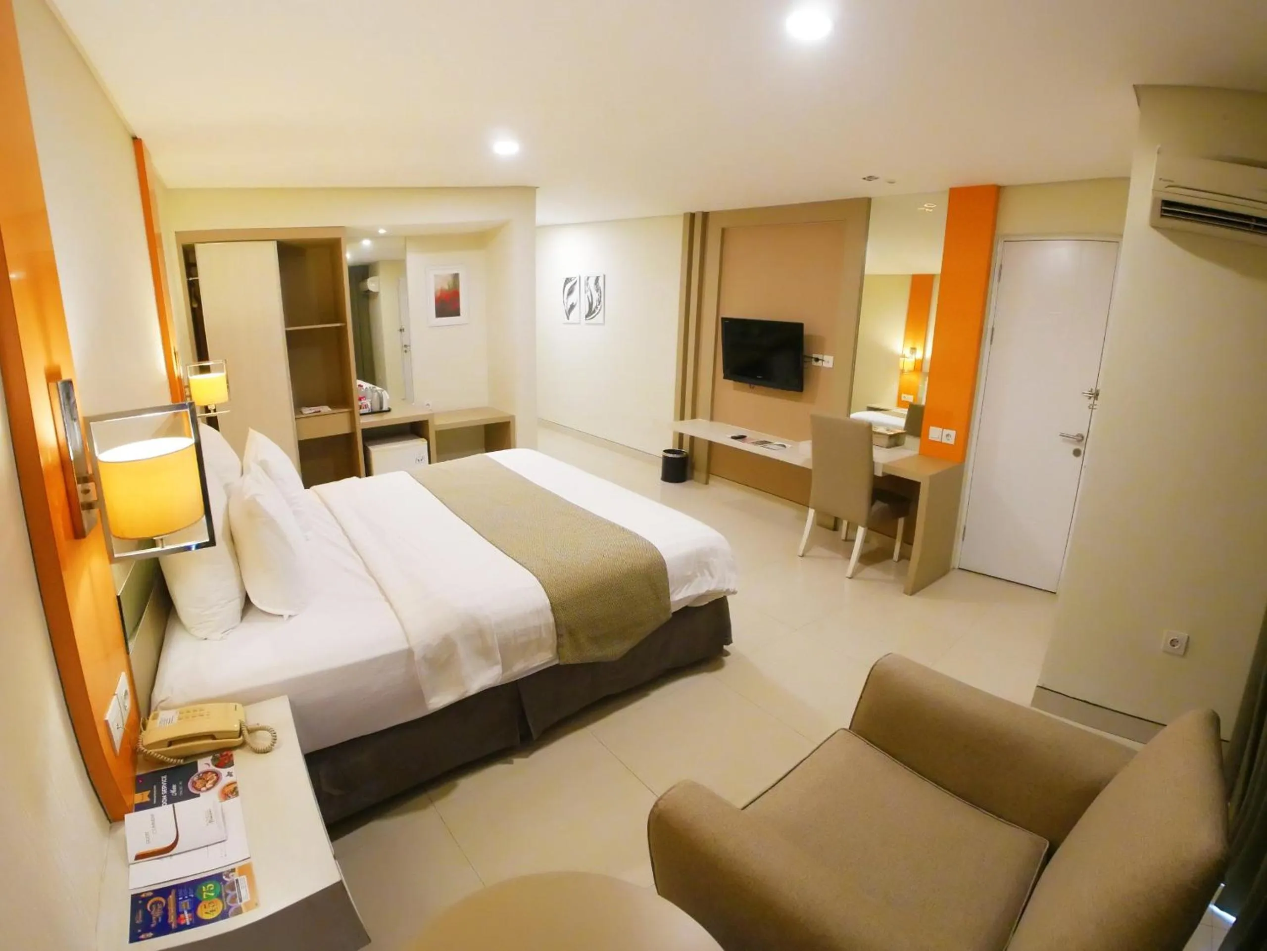 Bedroom, Bed in Hotel Nirwana Pekalongan