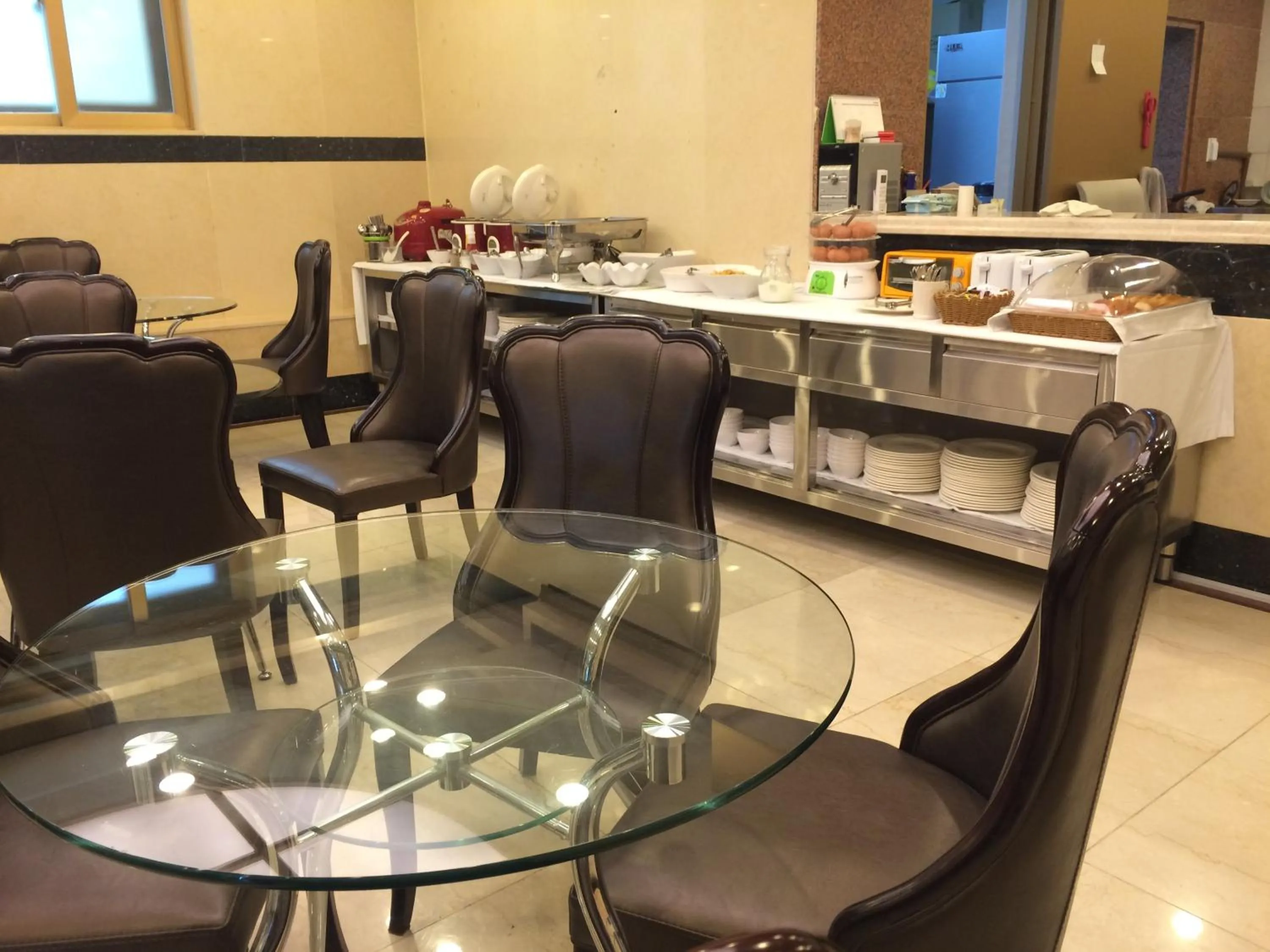 Restaurant/places to eat in Youngbin Hotel