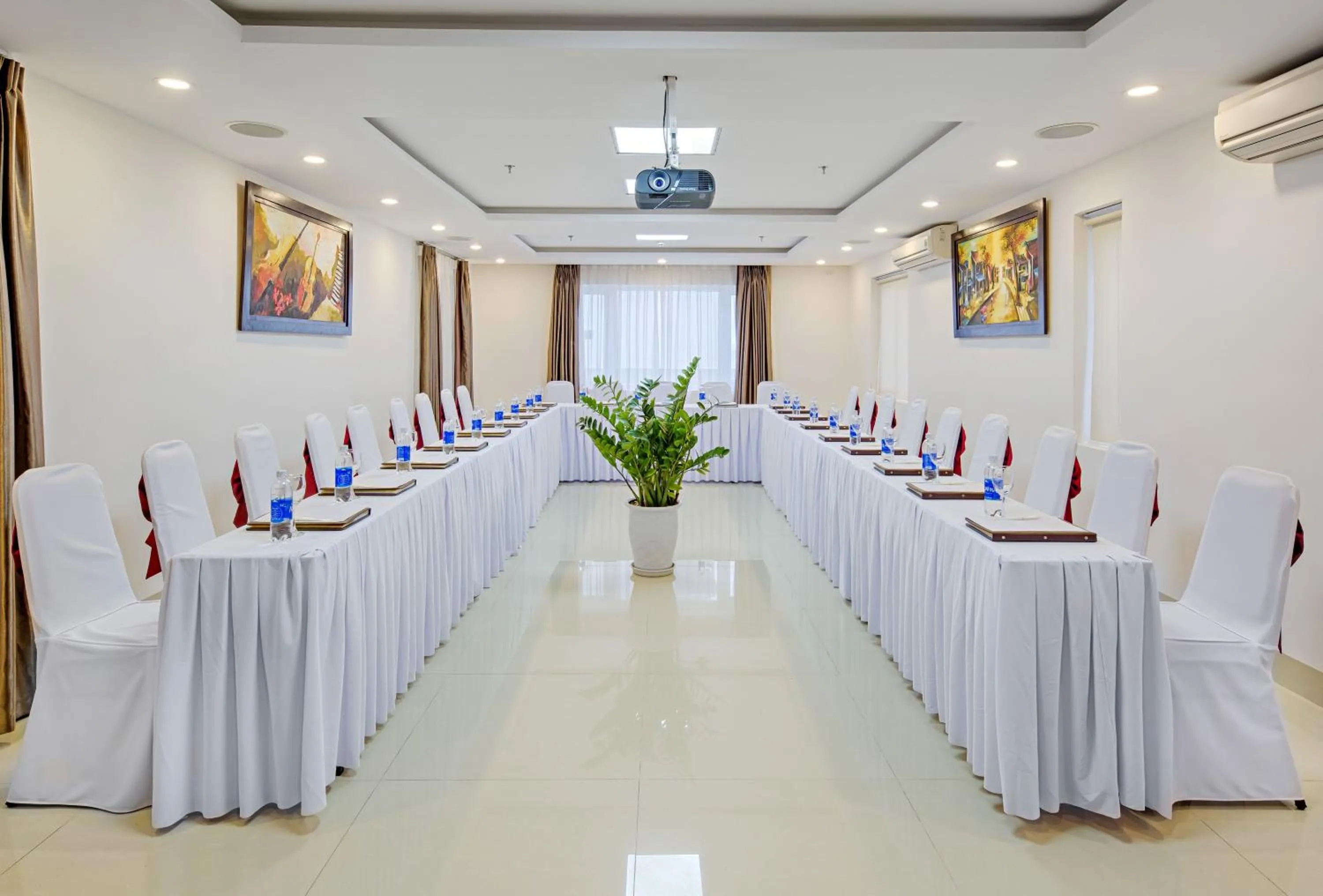 Business facilities in Golden Star Hotel by THG