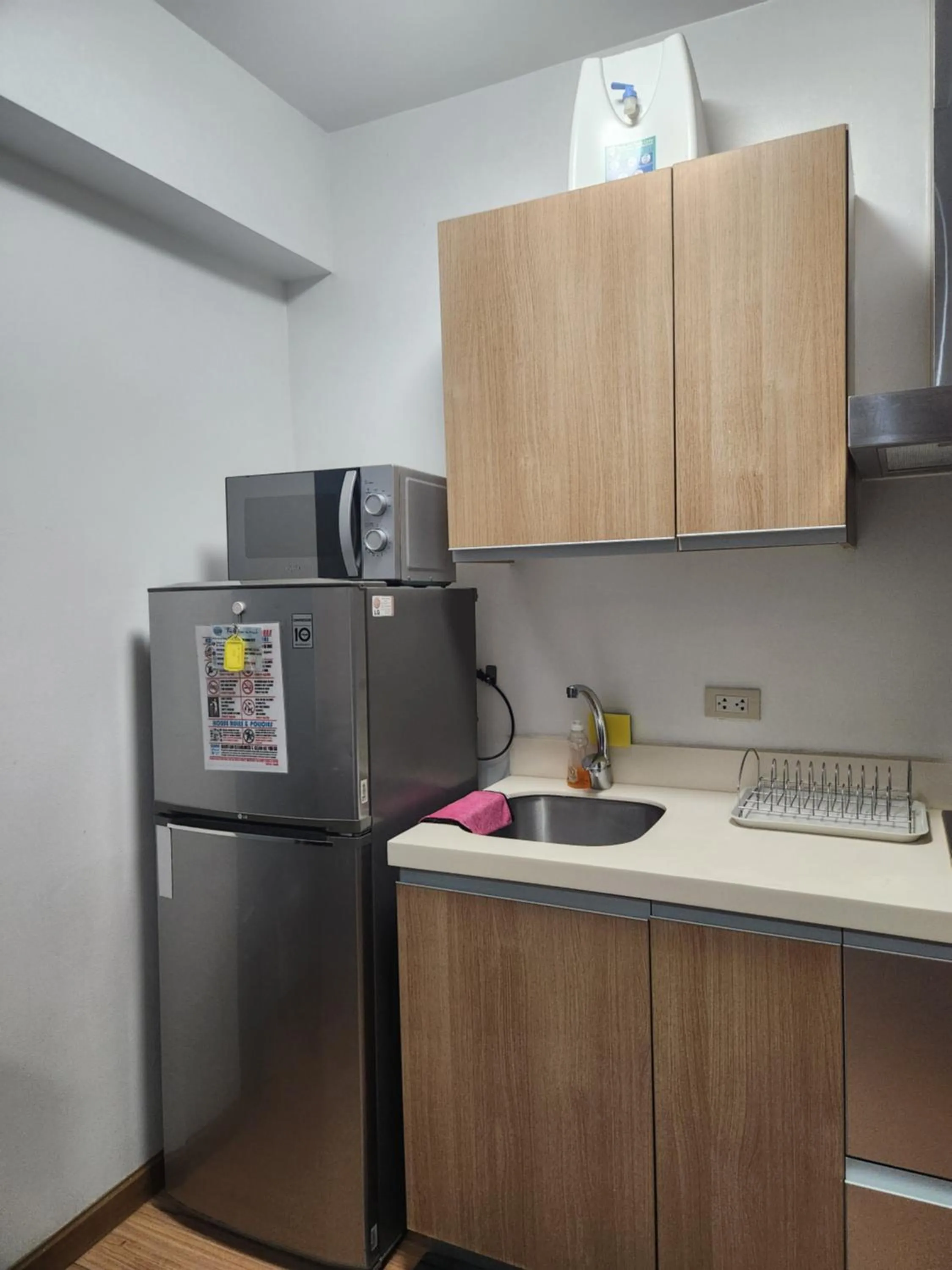 Kitchen or kitchenette in Azure Staycation Philippines by AMRS Near Manila International Airport