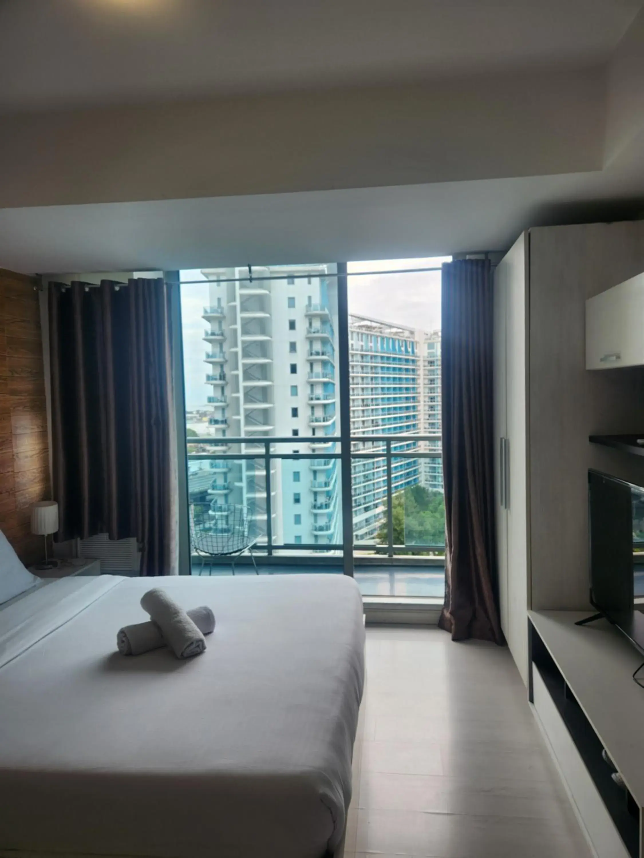 One-Bedroom Apartment with Sea View in Azure Staycation Philippines by AMRS Near Manila International Airport One-Bedroom Apartment with Sea View in Azure Staycation Philippines by AMRS Near Manila International Airport