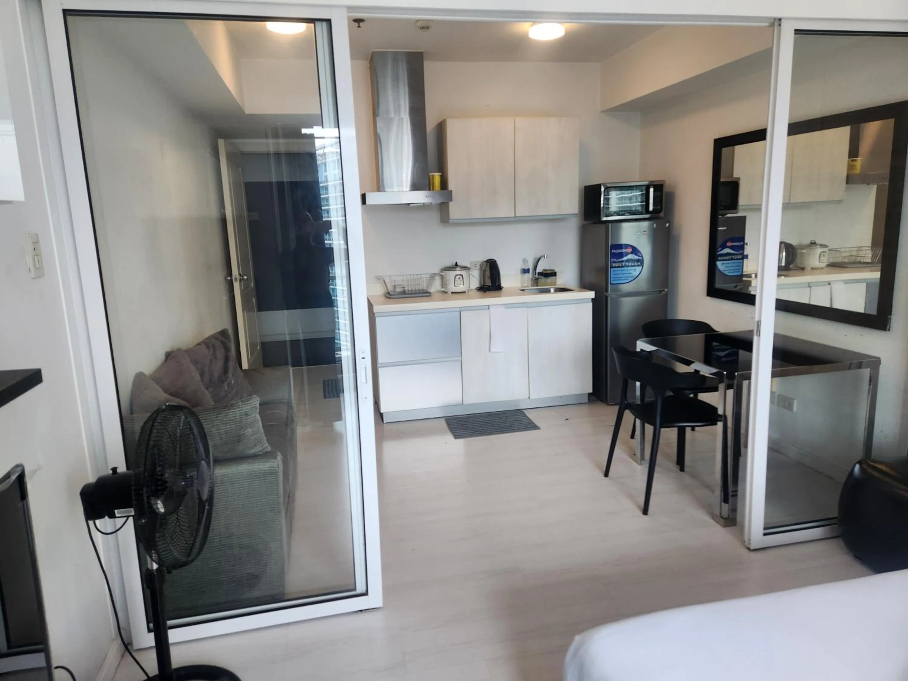 Kitchen or kitchenette in Azure Staycation Philippines by AMRS Near Manila International Airport