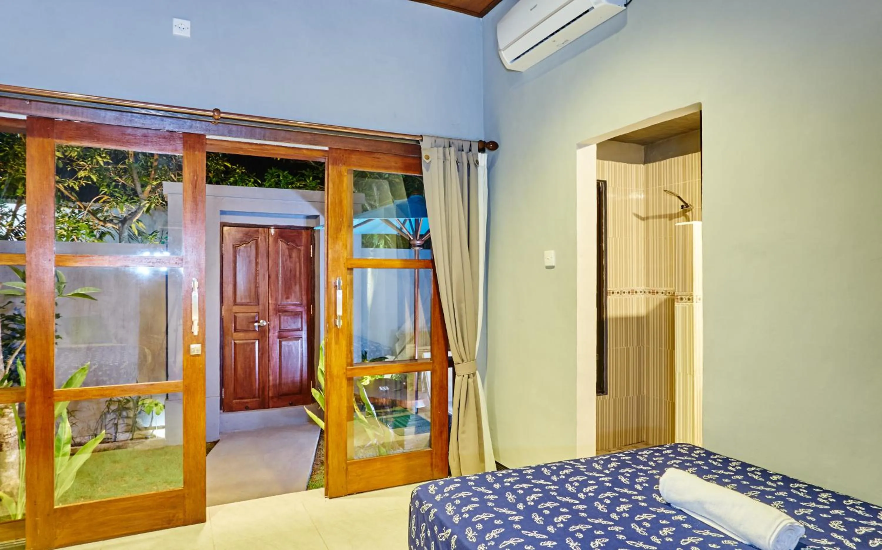 Property building, Bed in Kawans Inn Lembongan