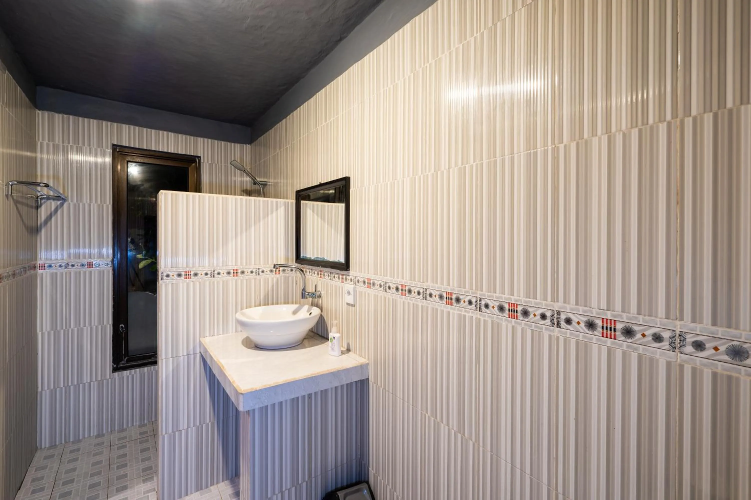 Bathroom in Kawans Inn Lembongan