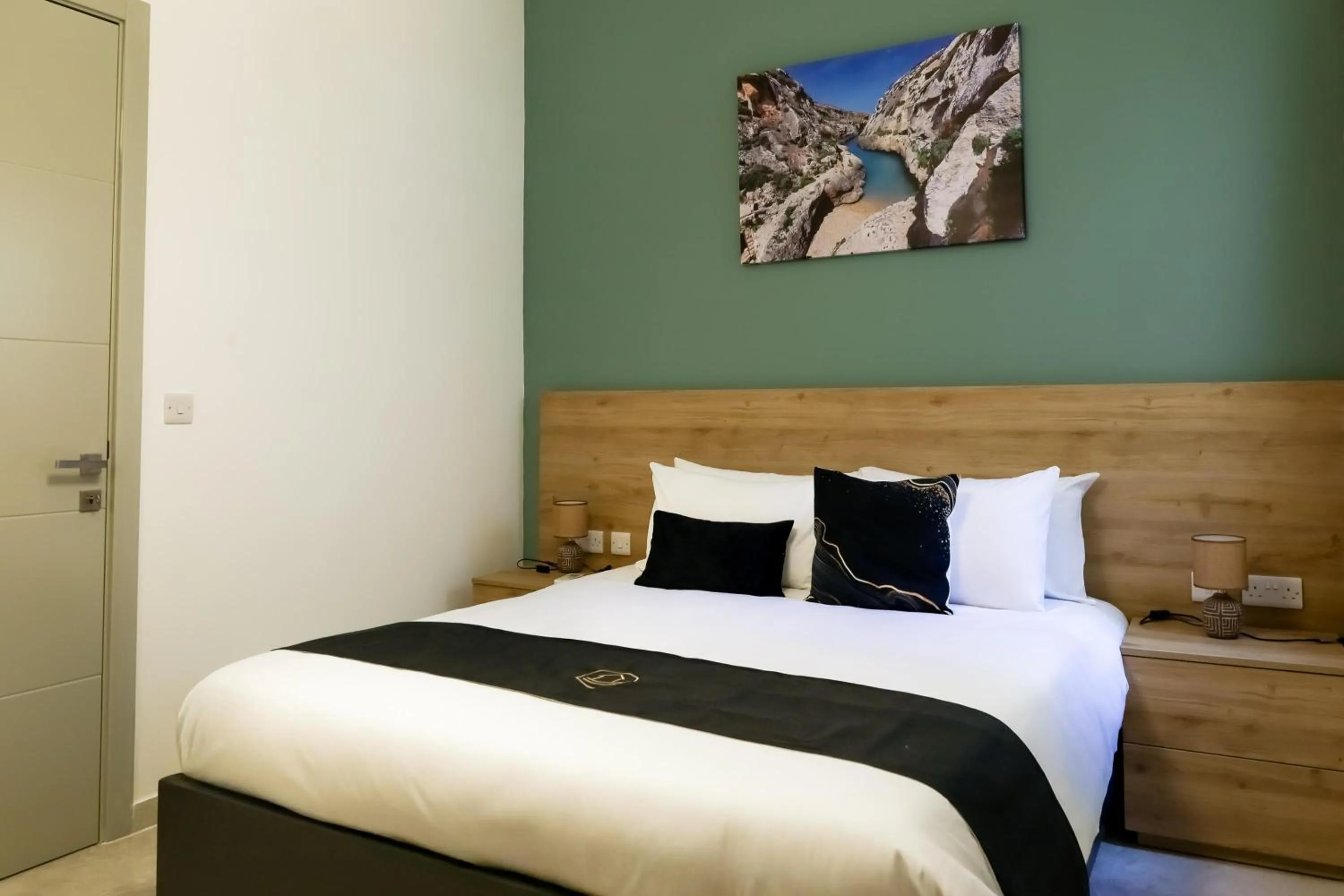 Bedroom, Bed in Magnifica Gozitan Villa Pool And Jacuzzi - Happy Rentals
