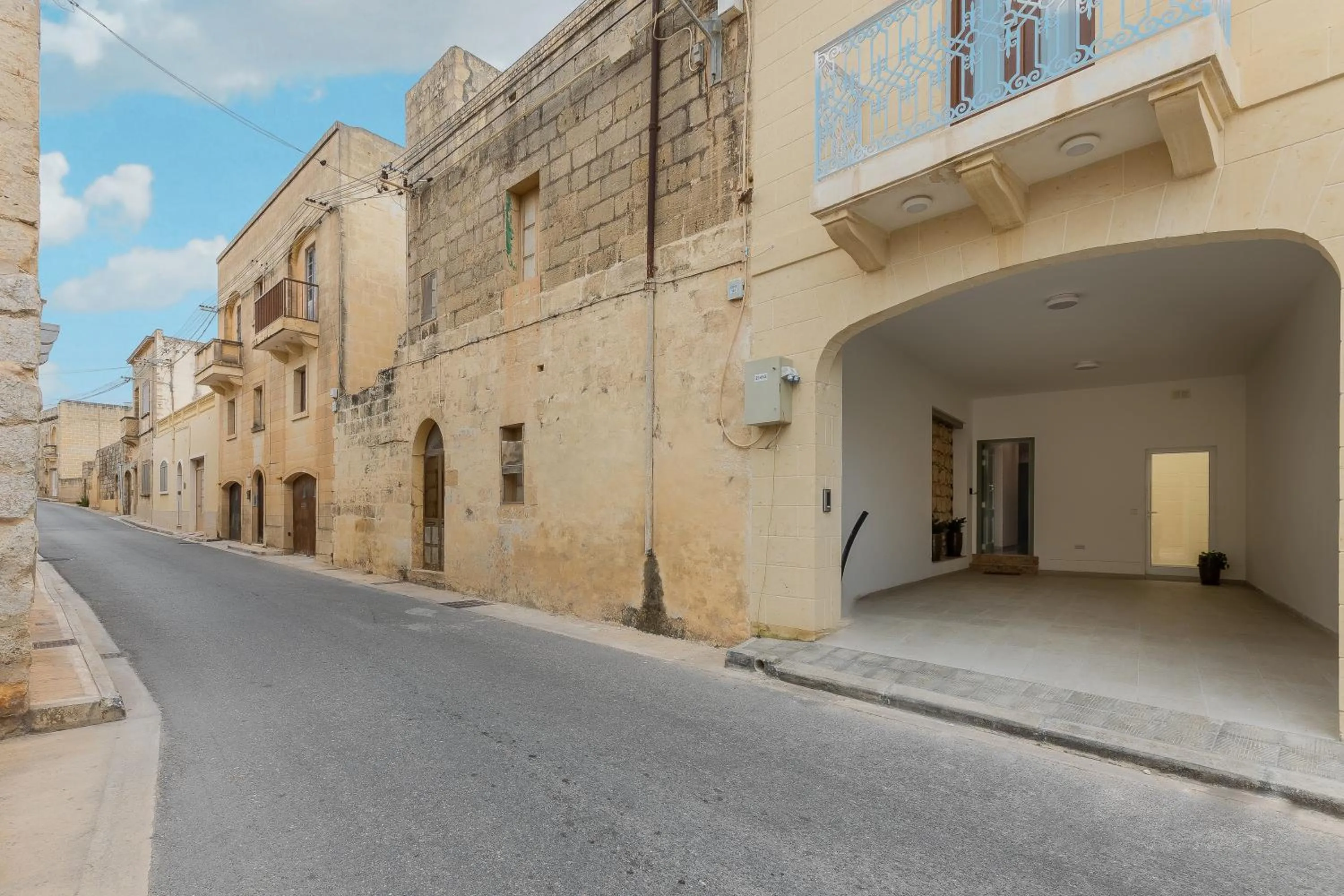 Property building in Magnifica Gozitan Villa Pool And Jacuzzi - Happy Rentals