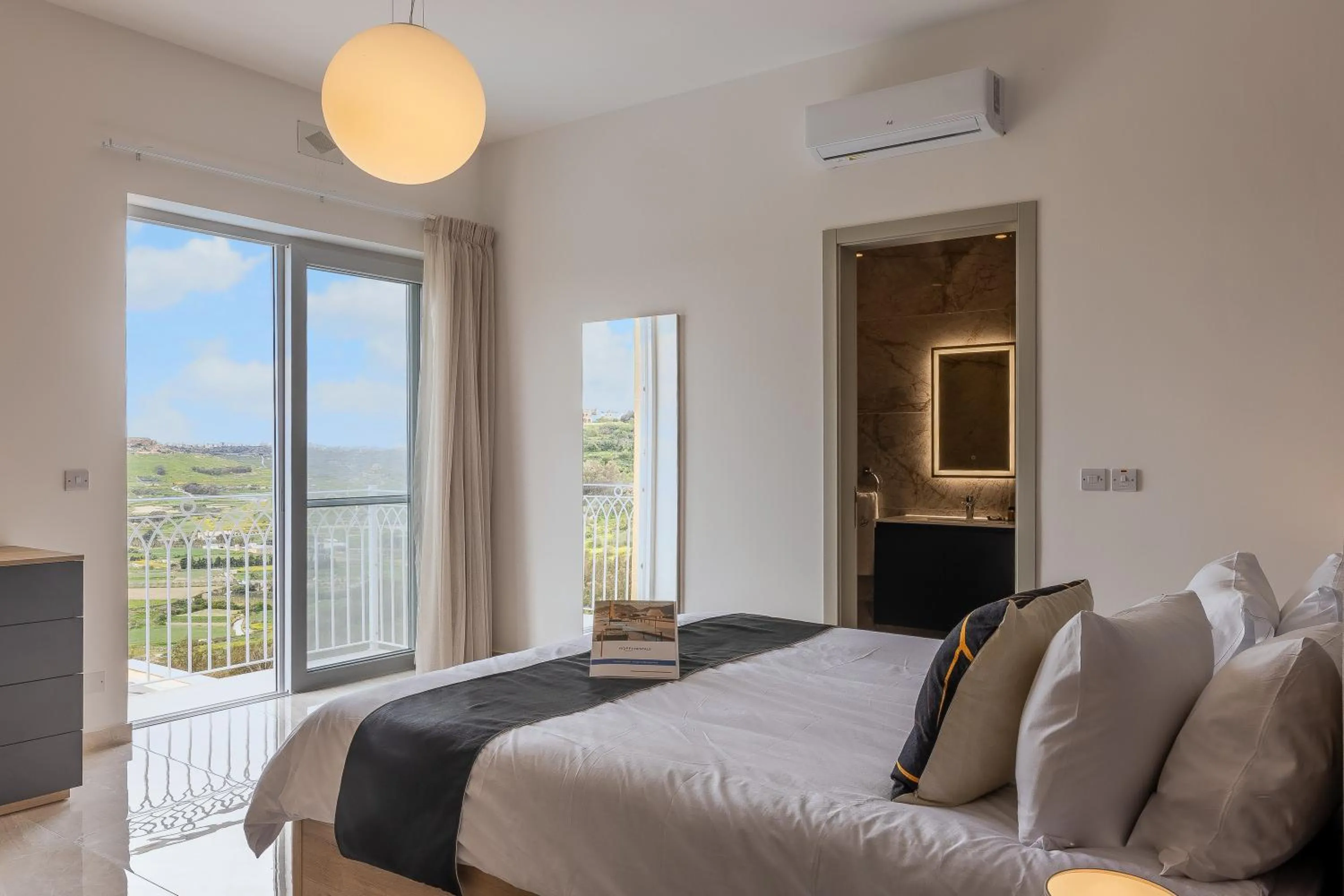Bedroom, Bed in Magnifica Gozitan Villa Pool And Jacuzzi - Happy Rentals