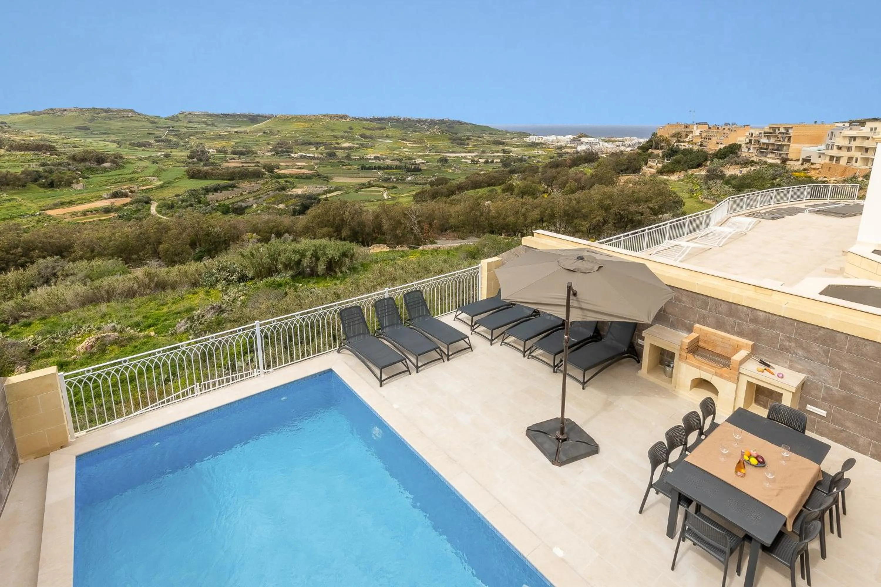 Pool view in Magnifica Gozitan Villa Pool And Jacuzzi - Happy Rentals