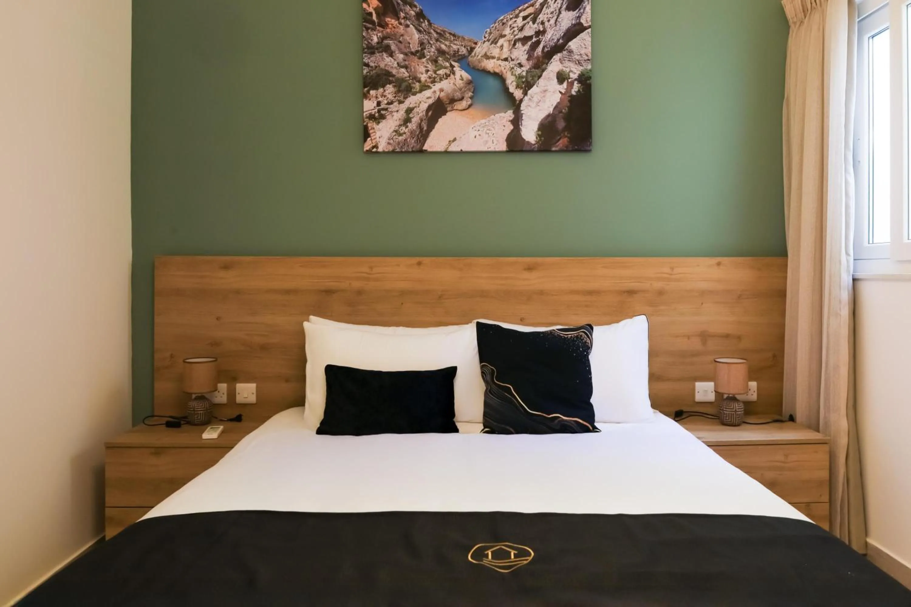 Bedroom, Bed in Magnifica Gozitan Villa Pool And Jacuzzi - Happy Rentals