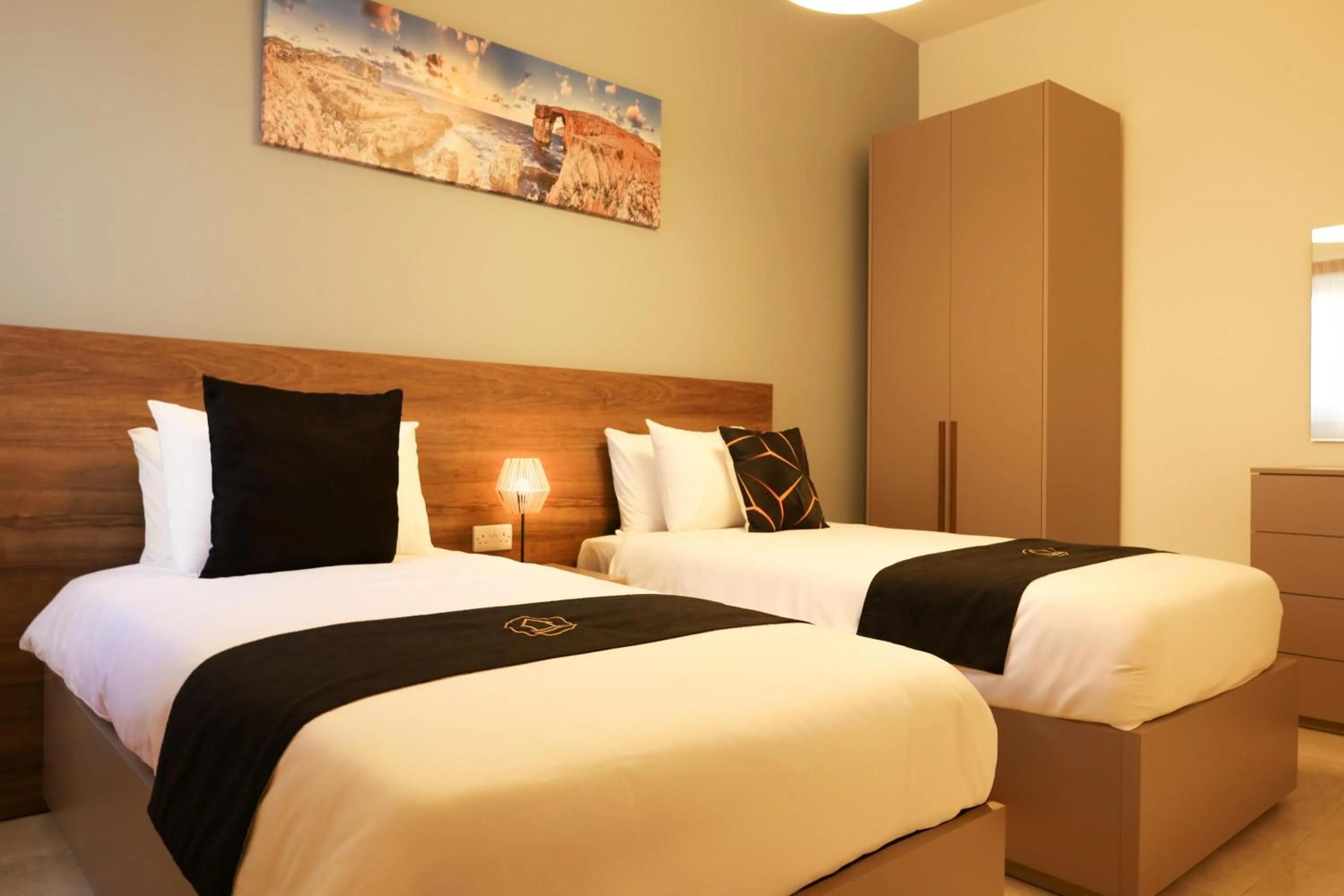 Bedroom, Bed in Magnifica Gozitan Villa Pool And Jacuzzi - Happy Rentals