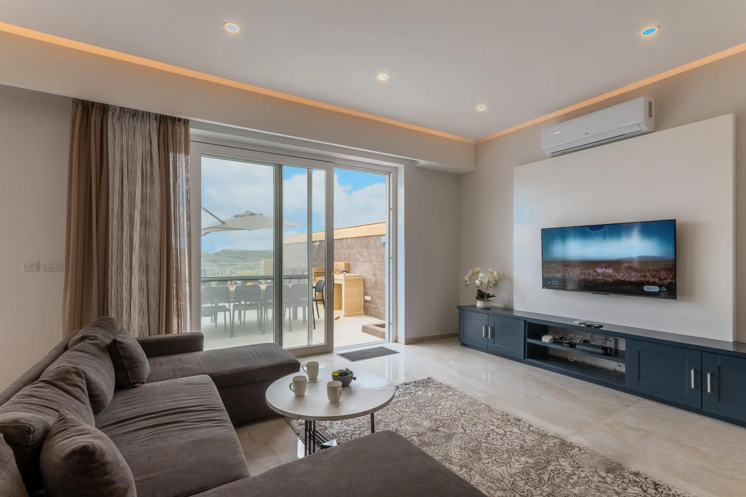 Living room in Magnifica Gozitan Villa Pool And Jacuzzi - Happy Rentals