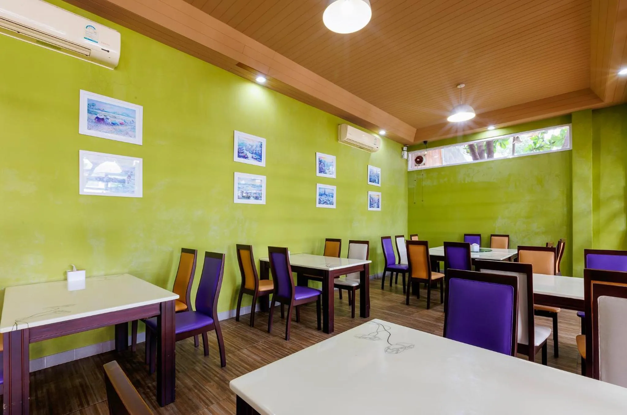 Restaurant/places to eat in Central Place Hotel