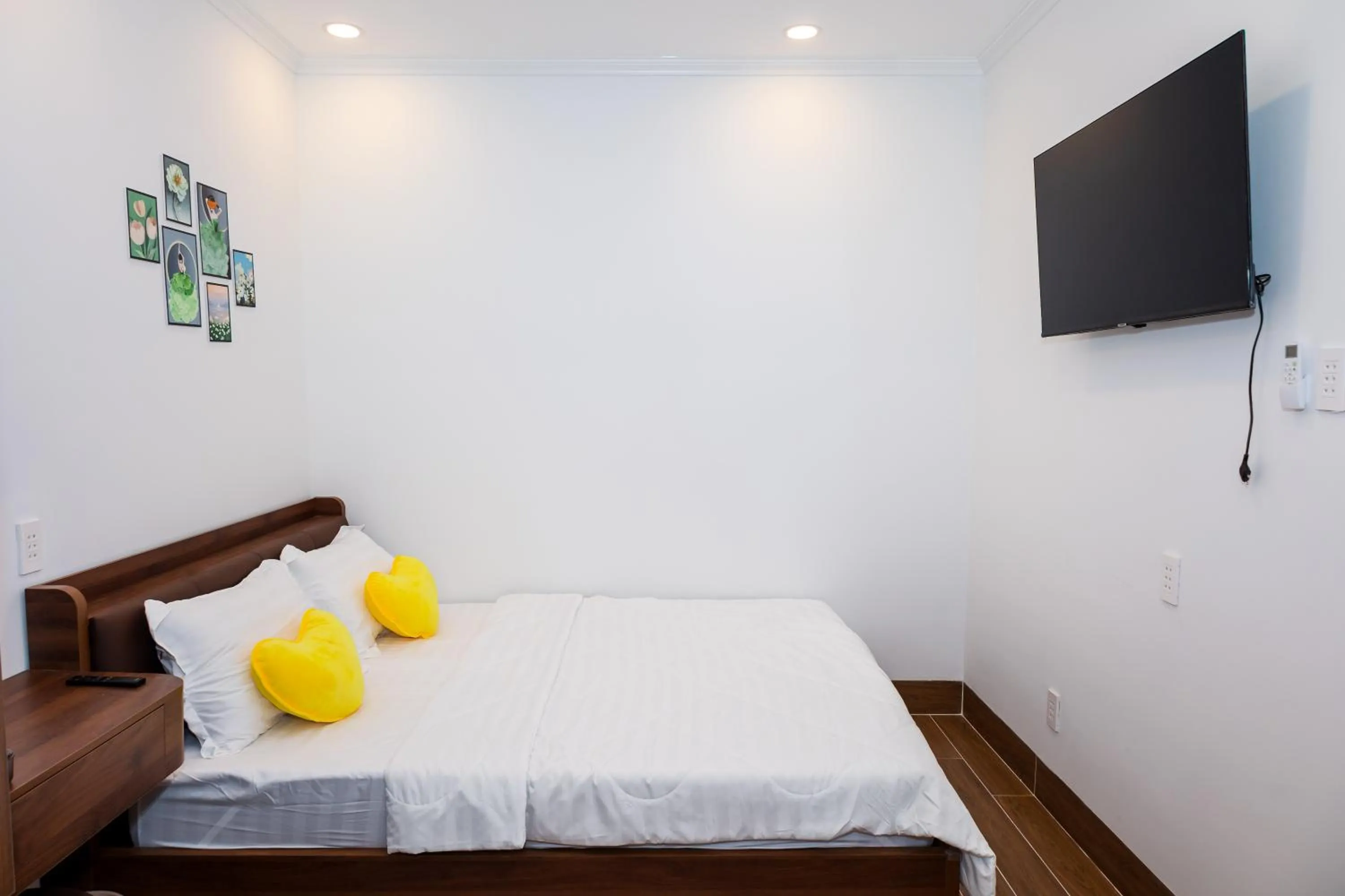 TV and multimedia, Bed in Suka Hotel
