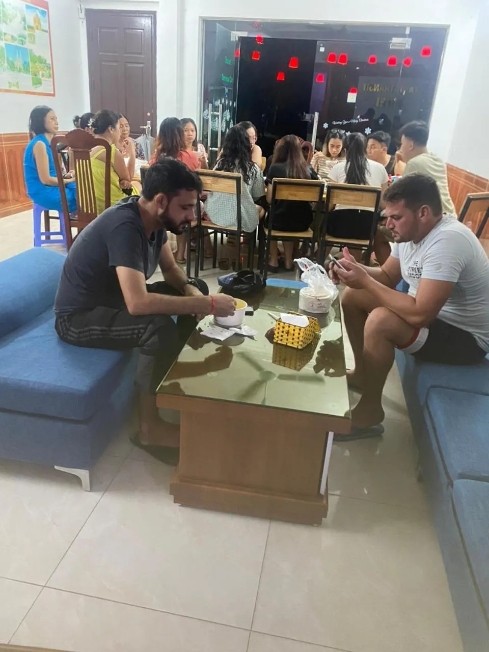 Restaurant/places to eat in Family Transit Hotel