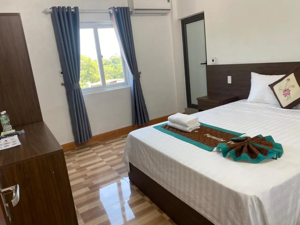 Photo of the whole room, Bed in Family Transit Hotel