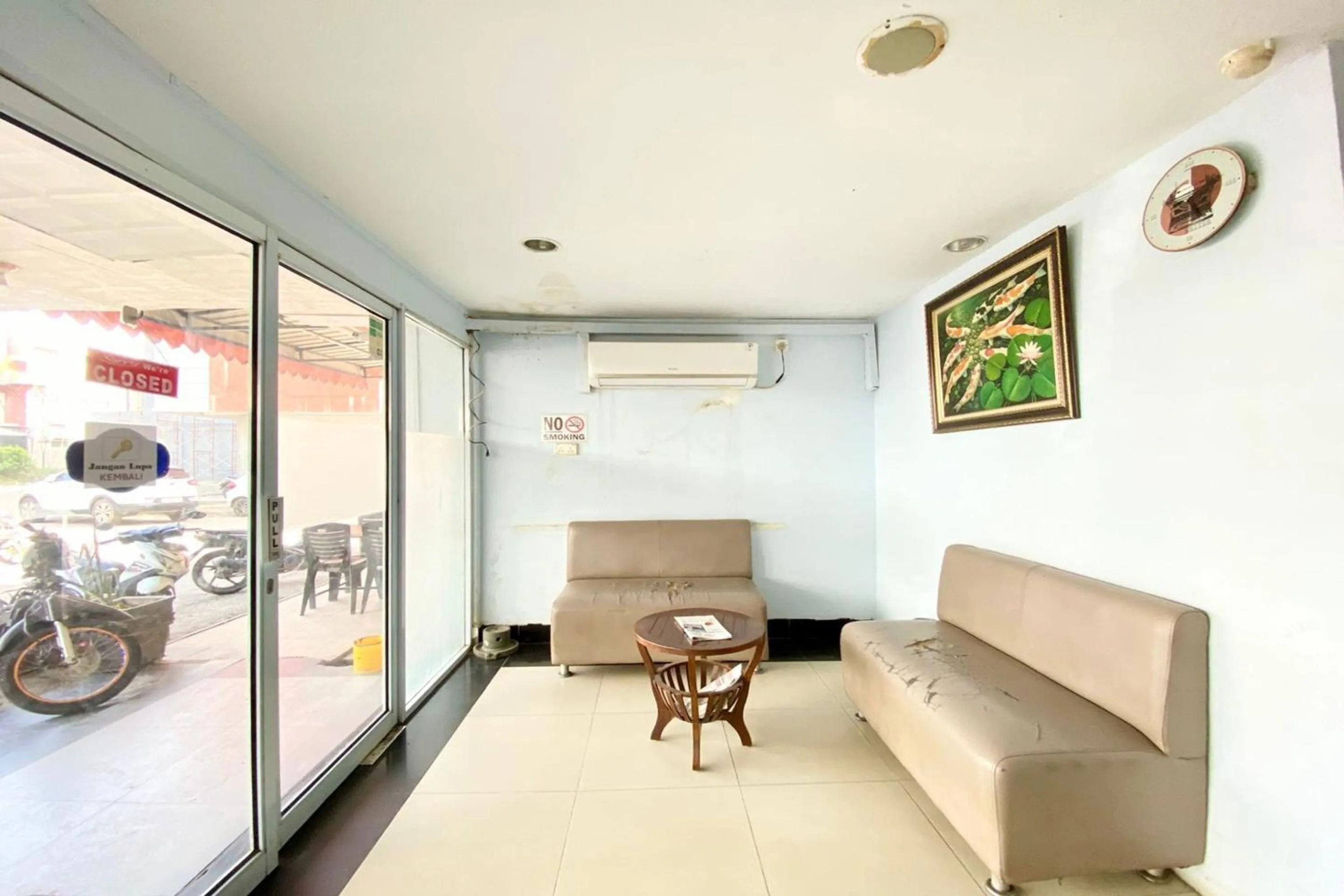 Seating area in Hotel O Jodoh Near Grand Batam Mall Formerly Agung Hotel