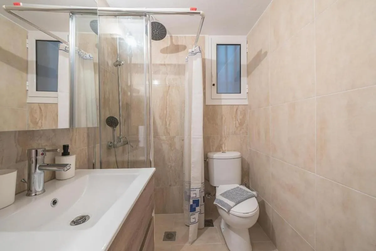 Shower in Cozy Acropolis Studio in the heart of Athens