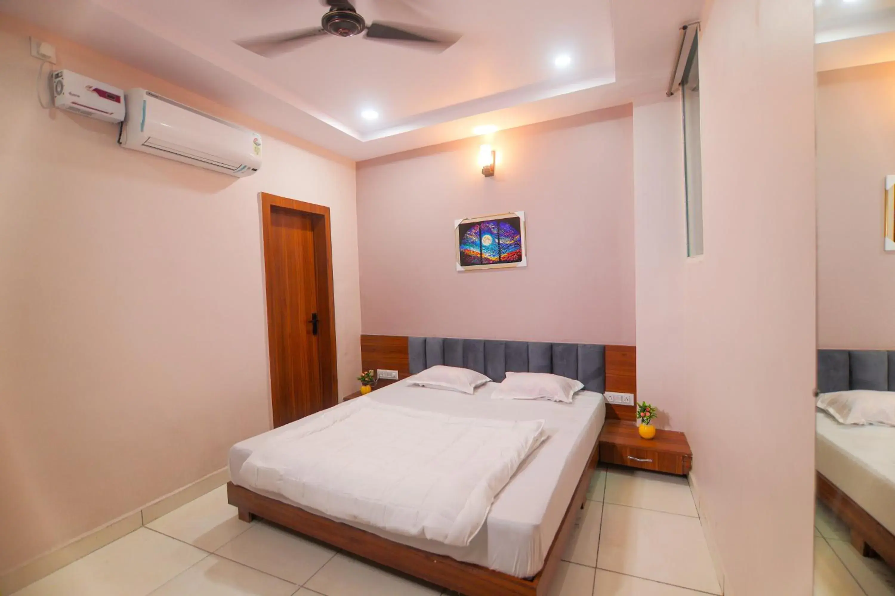 Deluxe Room - single occupancy in Hotel Dev Krishna Palace Deluxe Room - single occupancy in Hotel Dev Krishna Palace