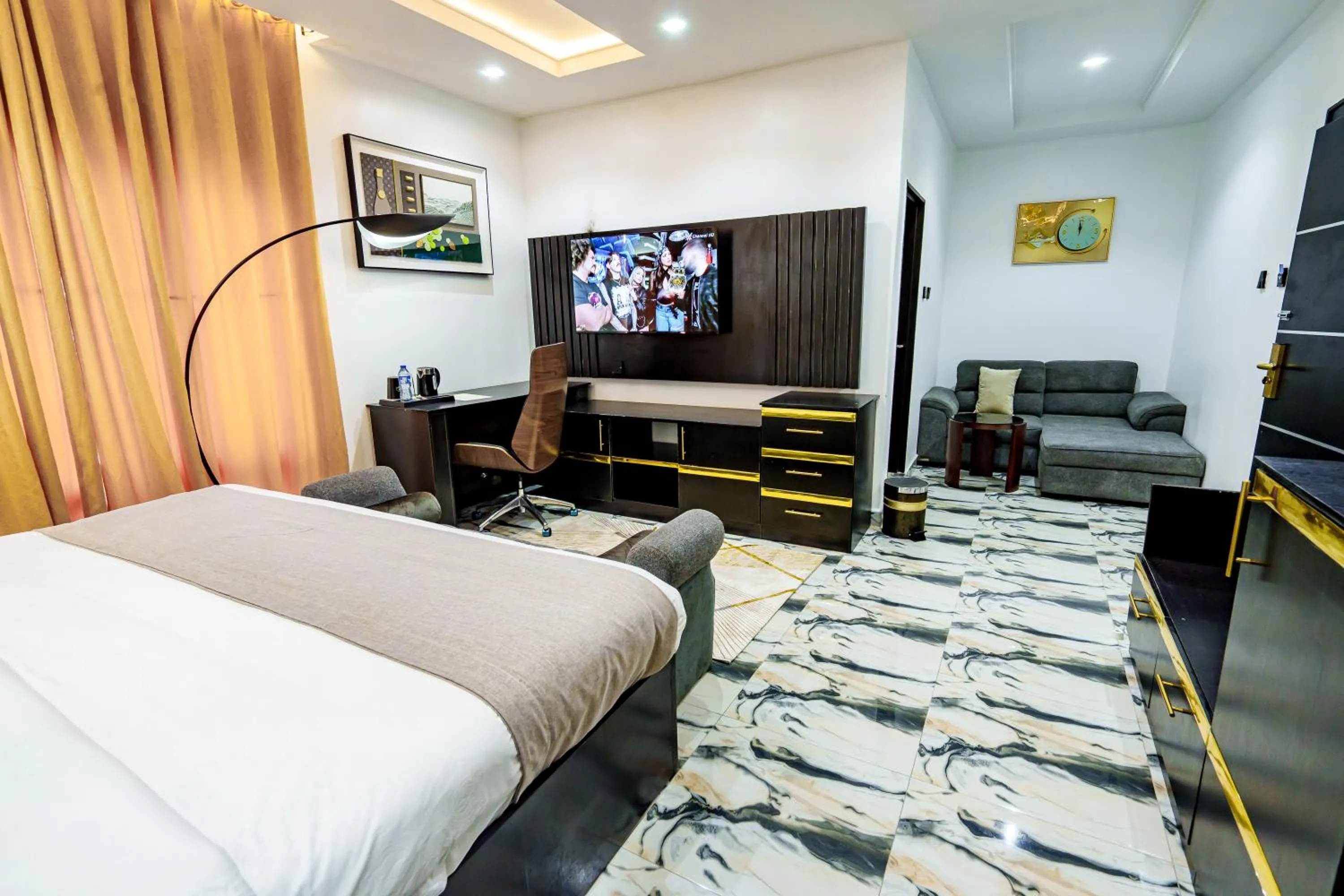 Photo of the whole room, Bed in Roston Hotels