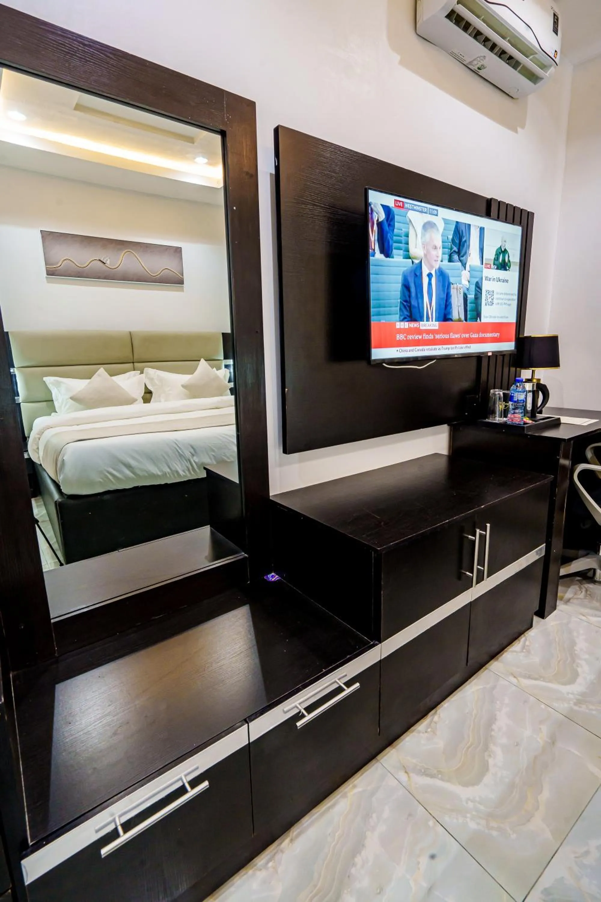 TV and multimedia, Bed in Roston Hotels