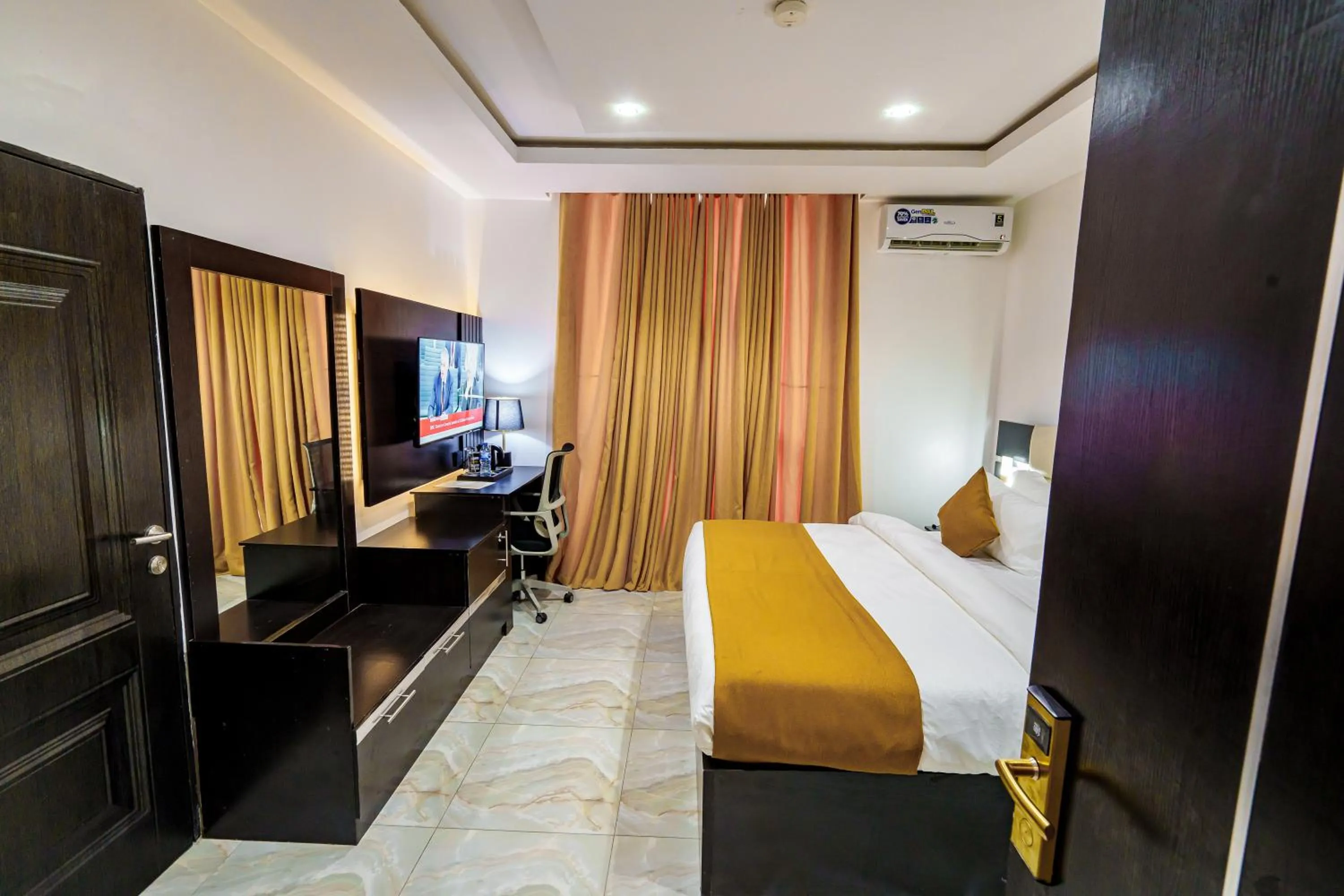 Photo of the whole room, Bed in Roston Hotels