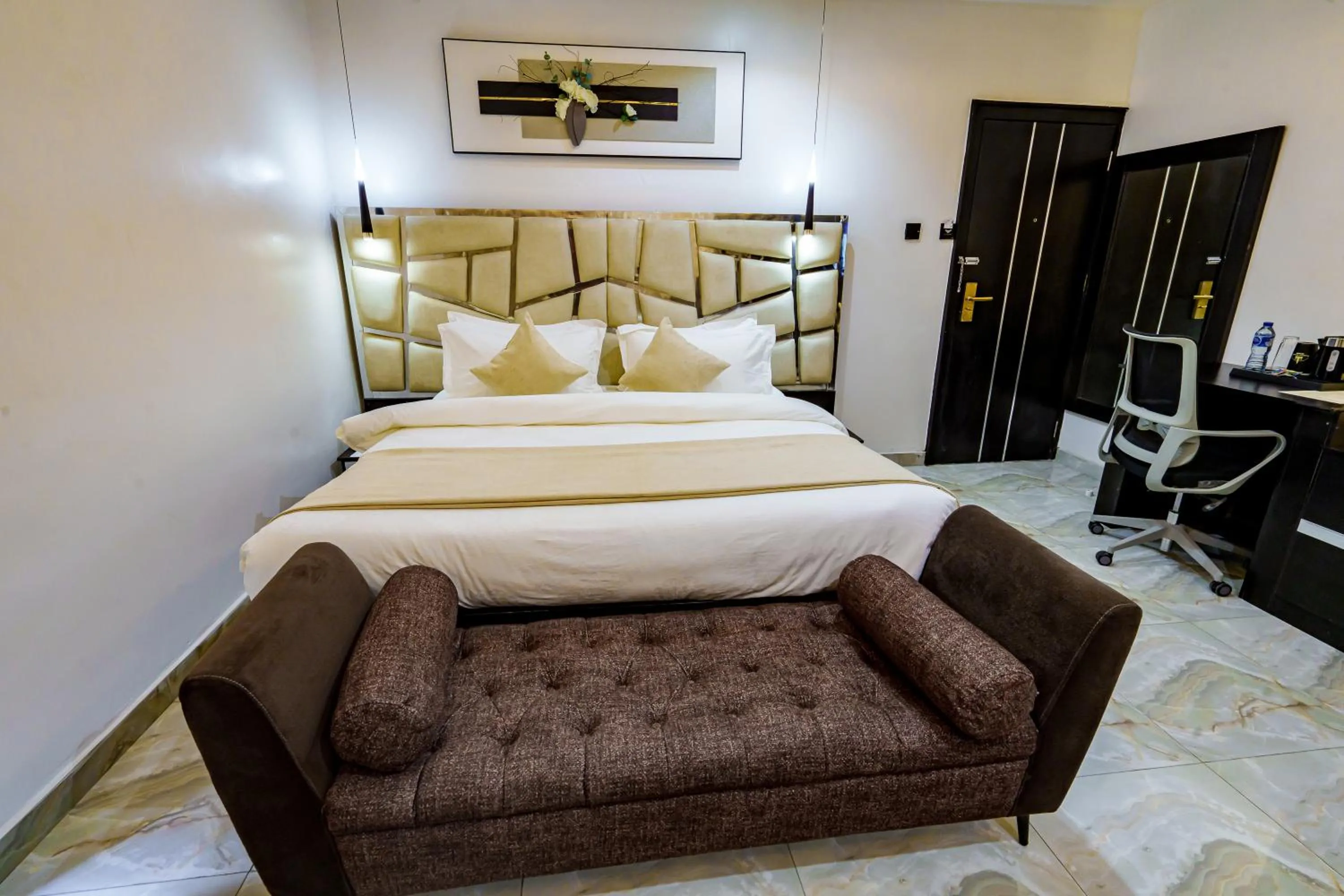 Photo of the whole room, Bed in Roston Hotels