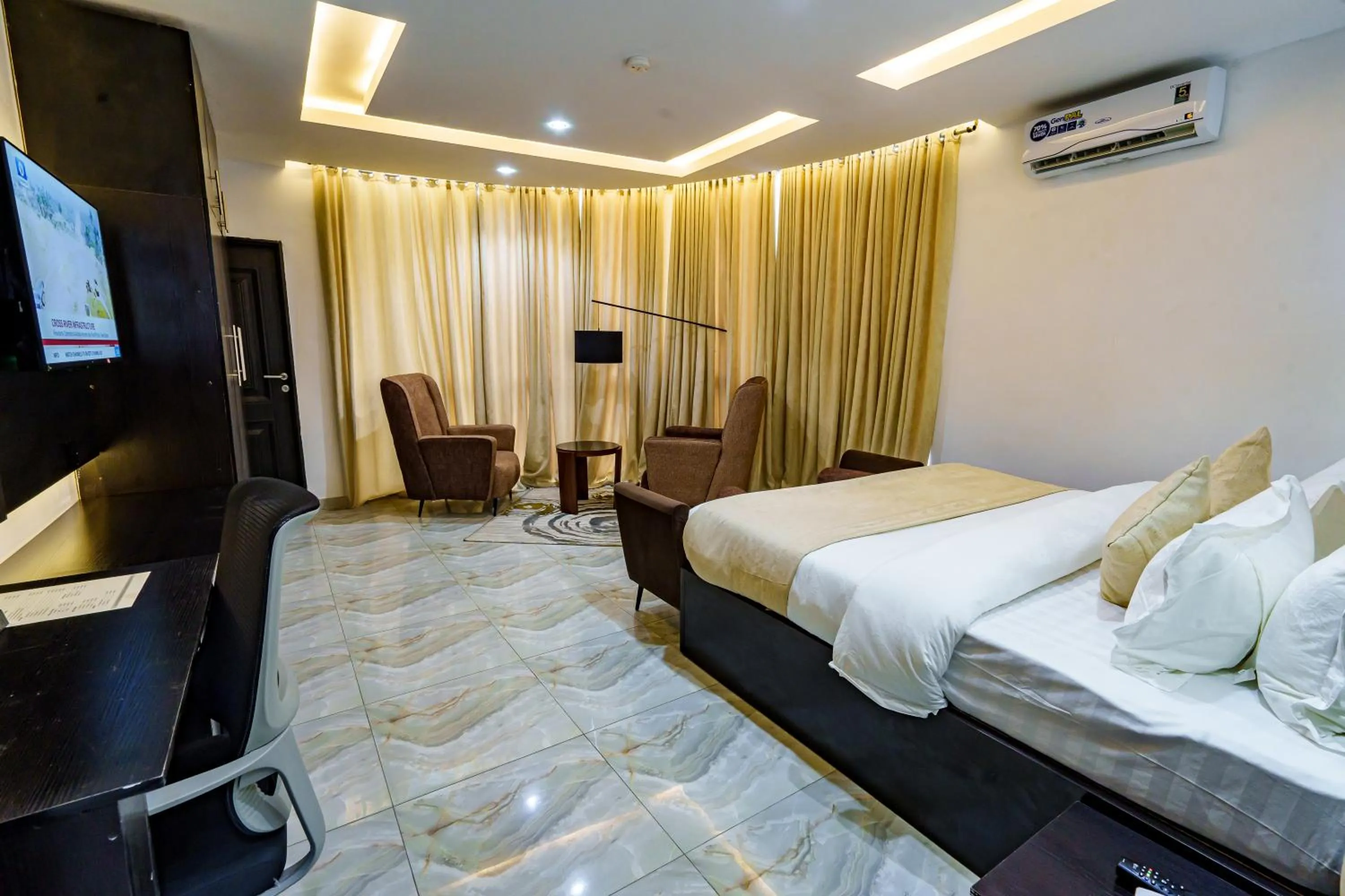 Bedroom, Bed in Roston Hotels