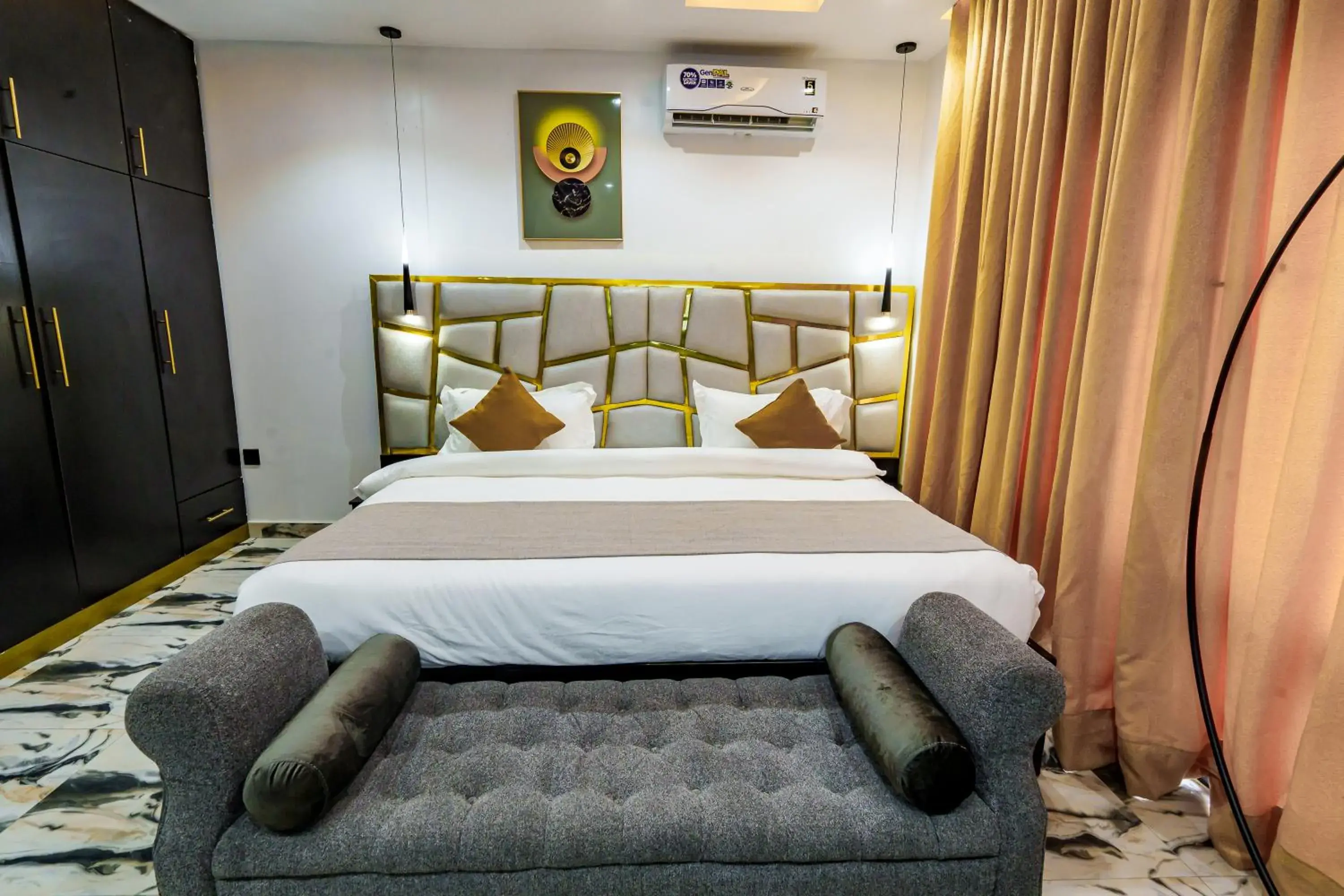 King Studio with Sofa Bed in Roston Hotels King Studio with Sofa Bed in Roston Hotels