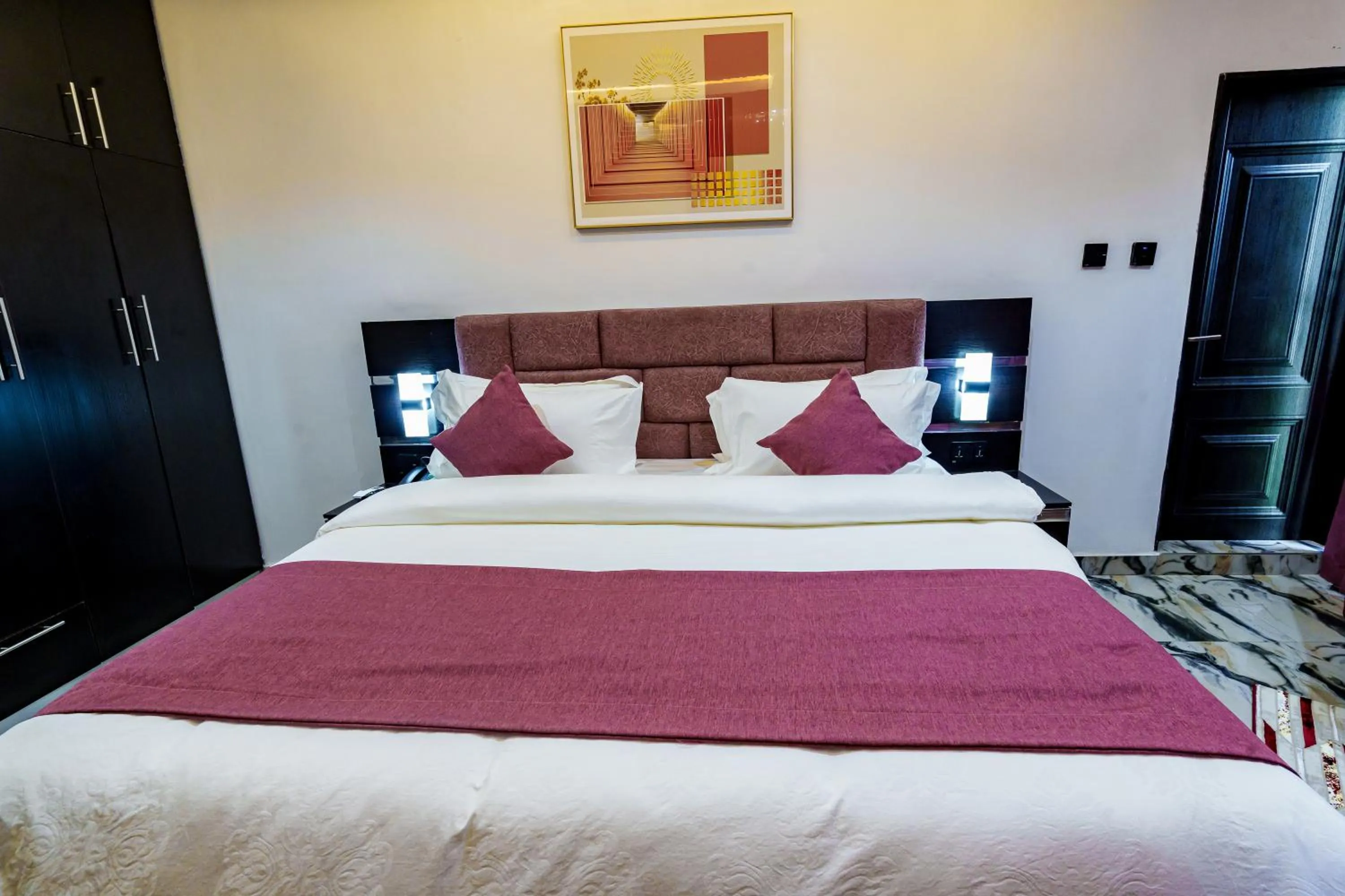 Photo of the whole room, Bed in Roston Hotels