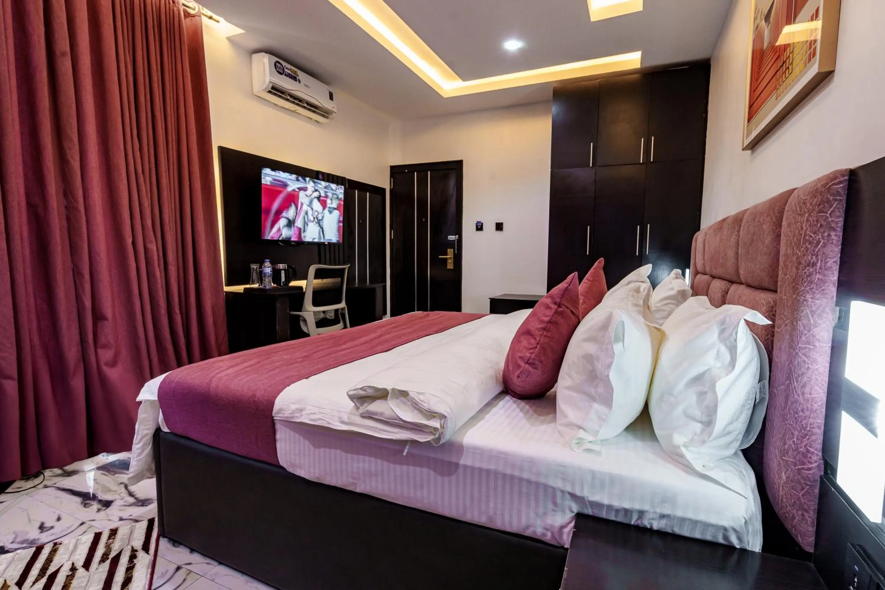 Bedroom, Bed in Roston Hotels