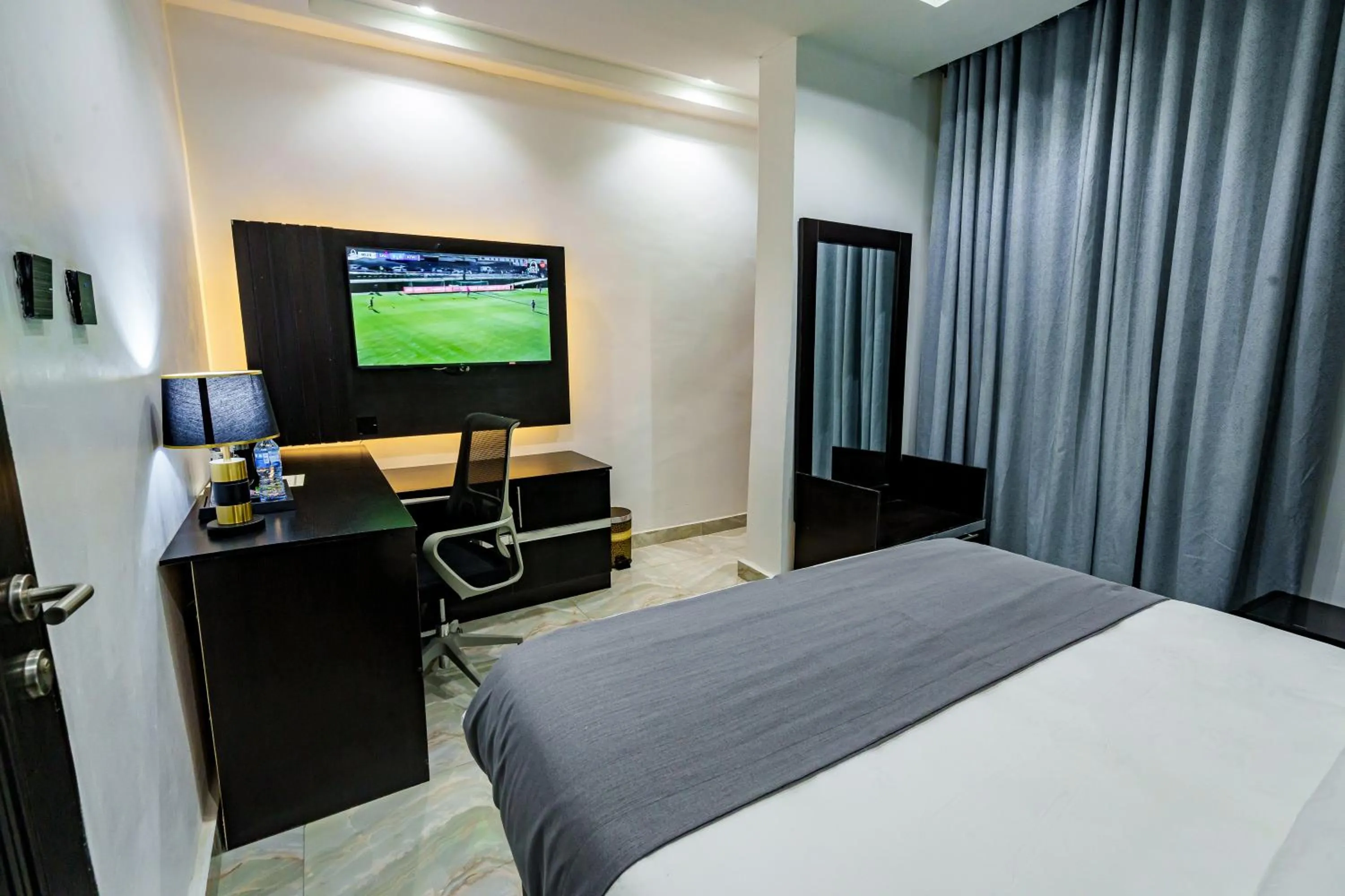 Photo of the whole room, Bed in Roston Hotels