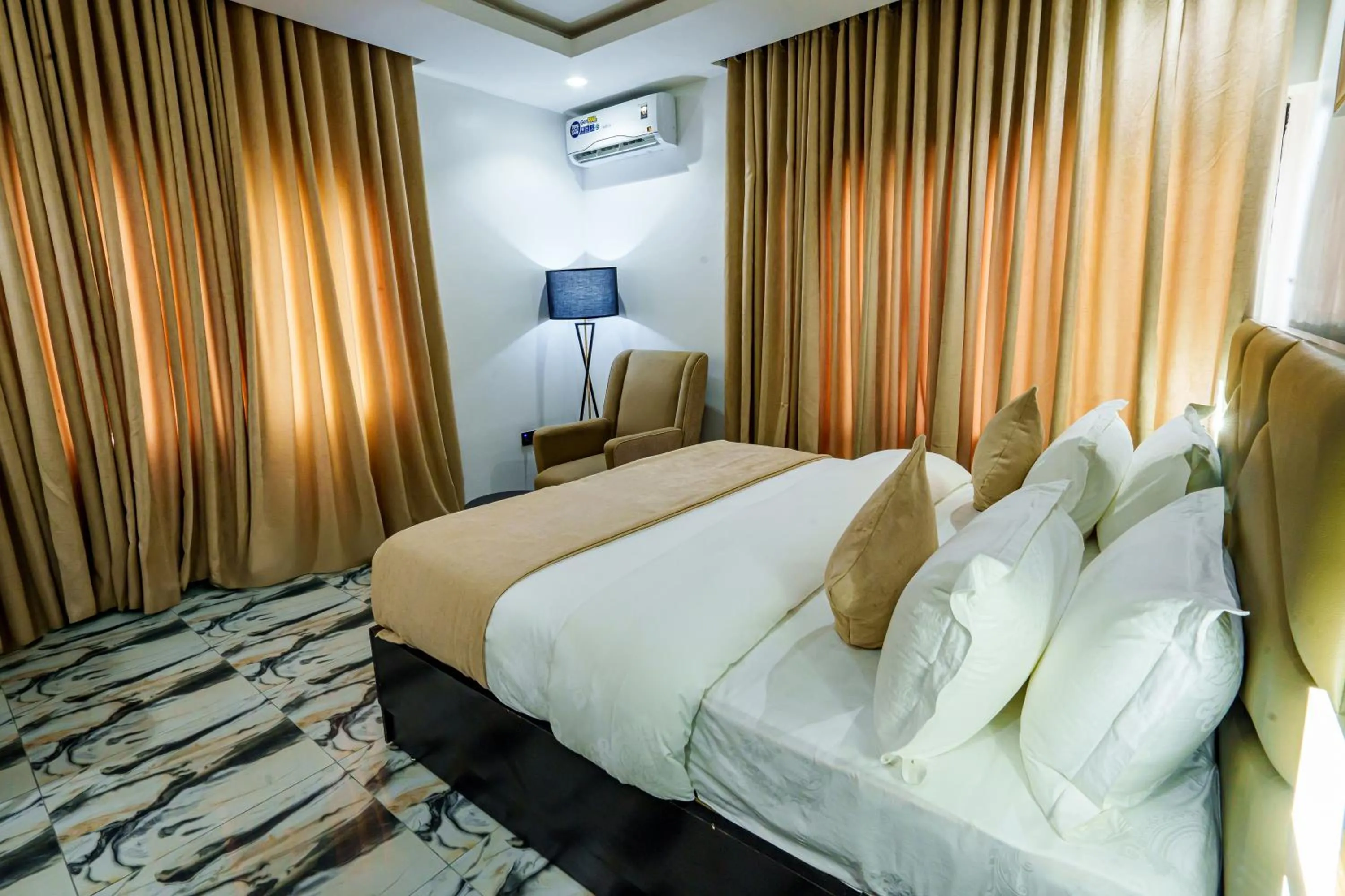Bedroom, Bed in Roston Hotels