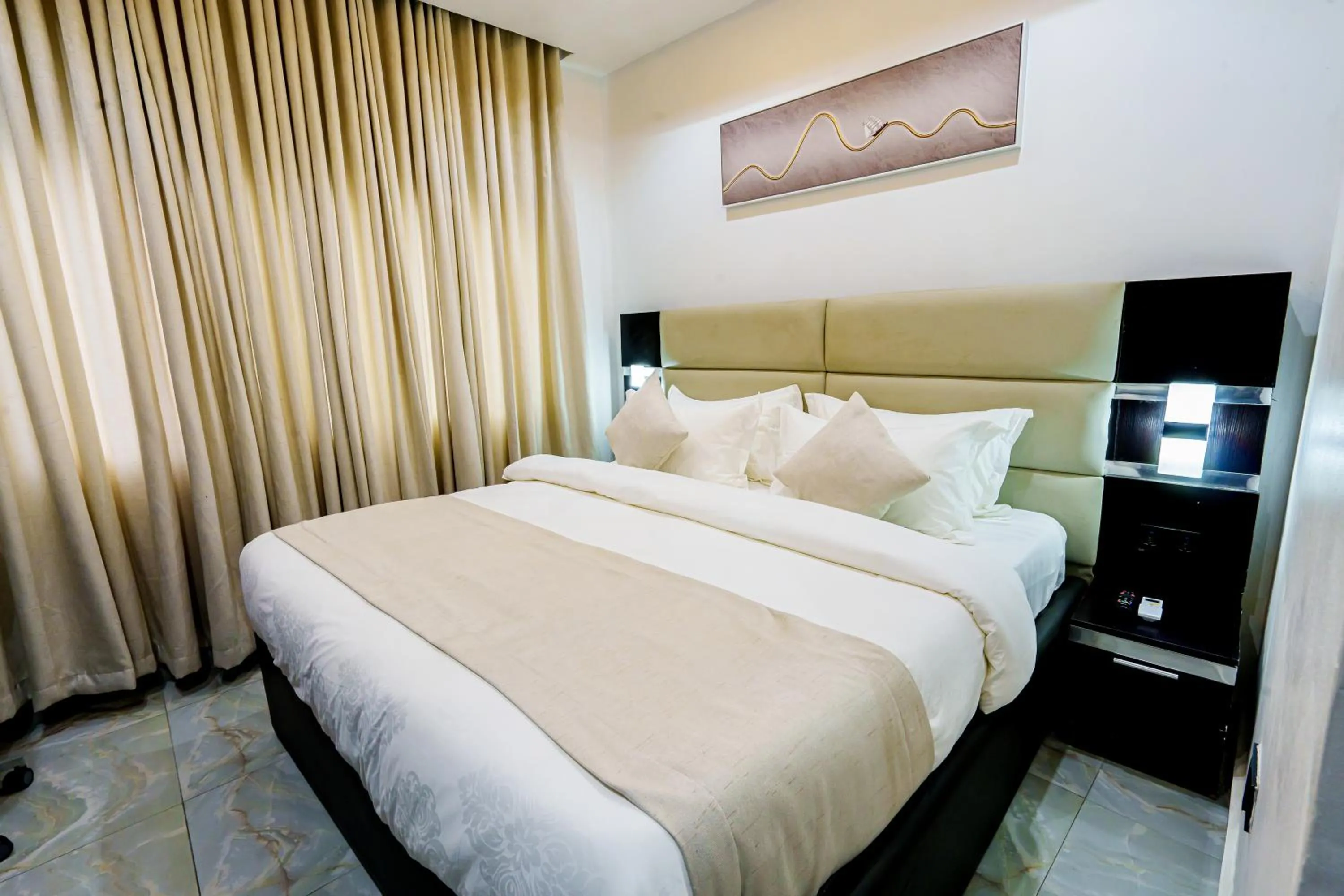 Photo of the whole room, Bed in Roston Hotels